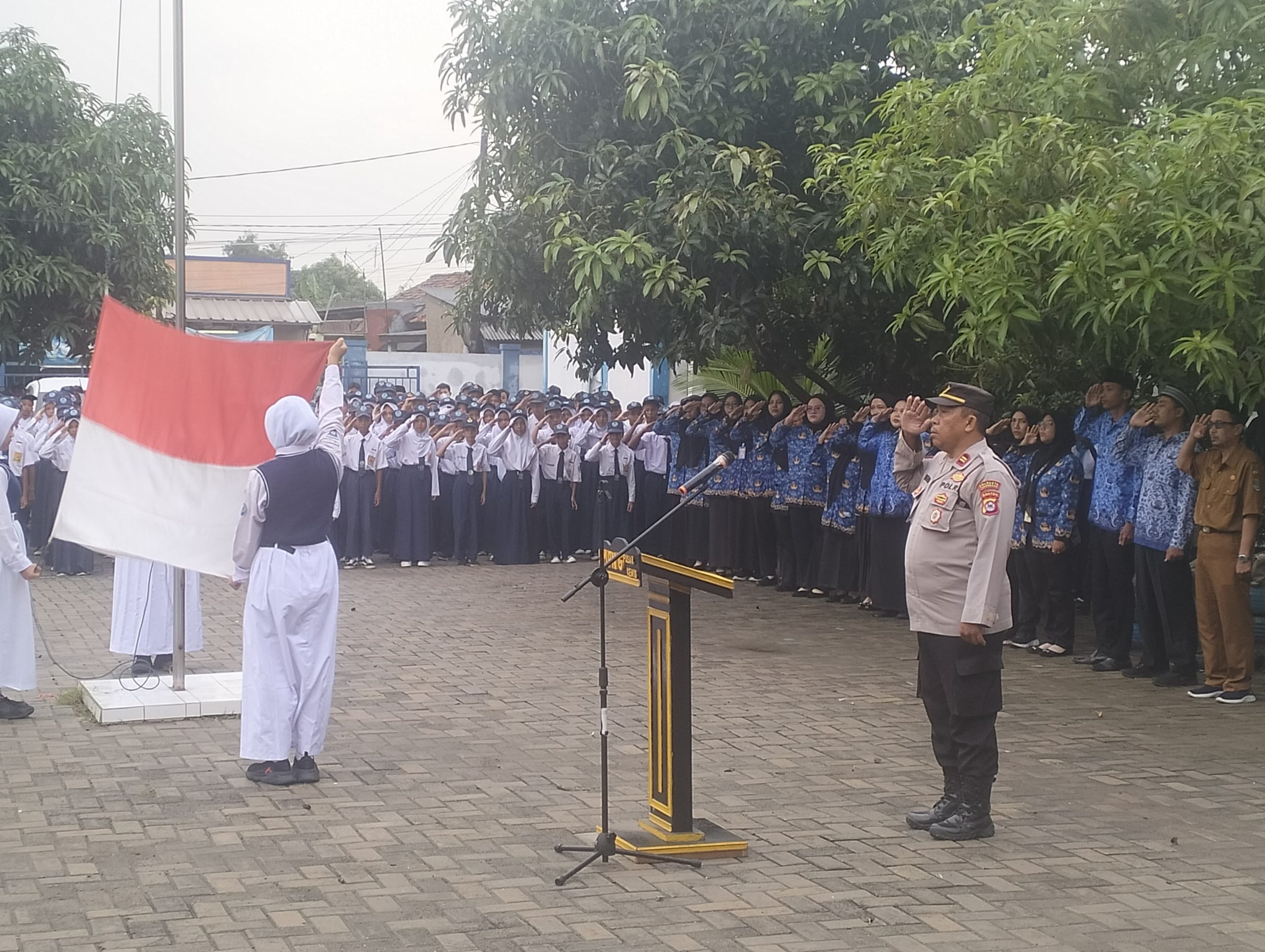 Kanit Binmas Polsek Pasar kemis Jadi Pembina Upacara di SMP Negeri 6 Pasar Kemis