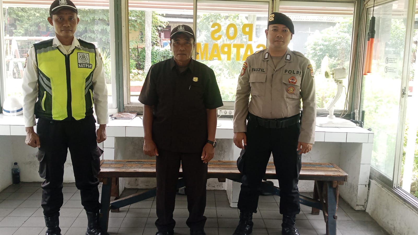 Personil Sat Pamobvit Polresta Tangerang bersama security kawasan Cikupamas melaksanakan pengamanan di pos security kawasan 1 Cikupamas