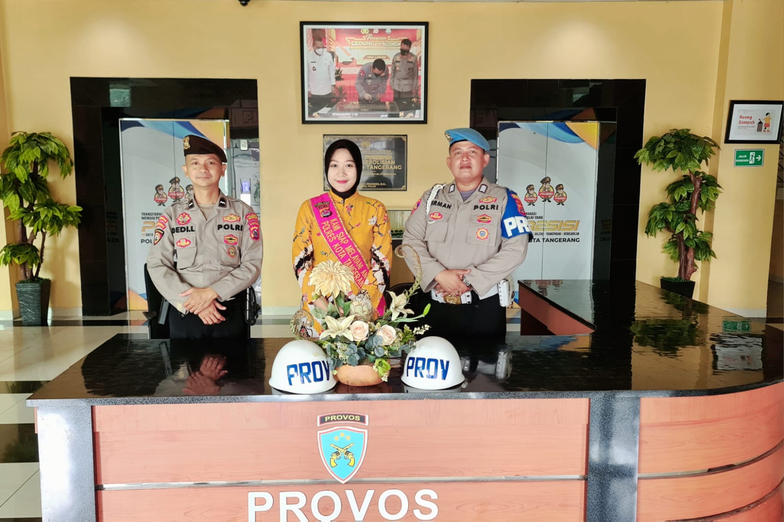 Personil Sat Pamobvit Polresta Tangerang melaksanakan kegiatan Penjagaan Mako Polresta Tangerang dengan menggunakan Secdoor dan Metal Detector