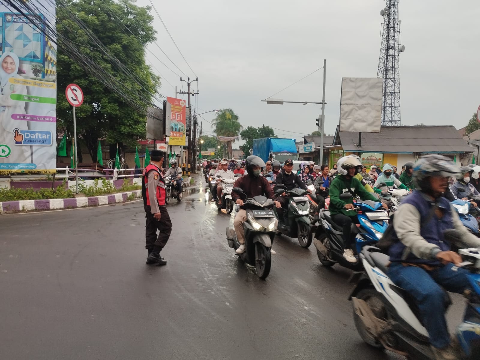 Kanit Samapta Polsek Rajeg giat pengaturan lalin pagi hari di TL Kukun, antisipasi kemacetan.
