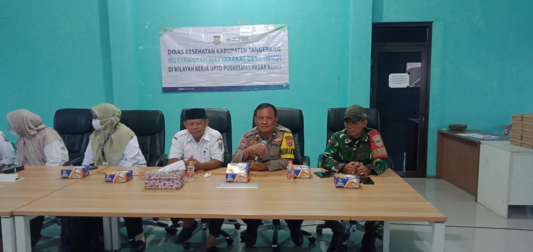 Kompak Bhabinkamtibmas bersama Babinsa Hadir Musyawarah Desa Upaya Bersama untuk Cegah Masalah Kesehatan Linglungan