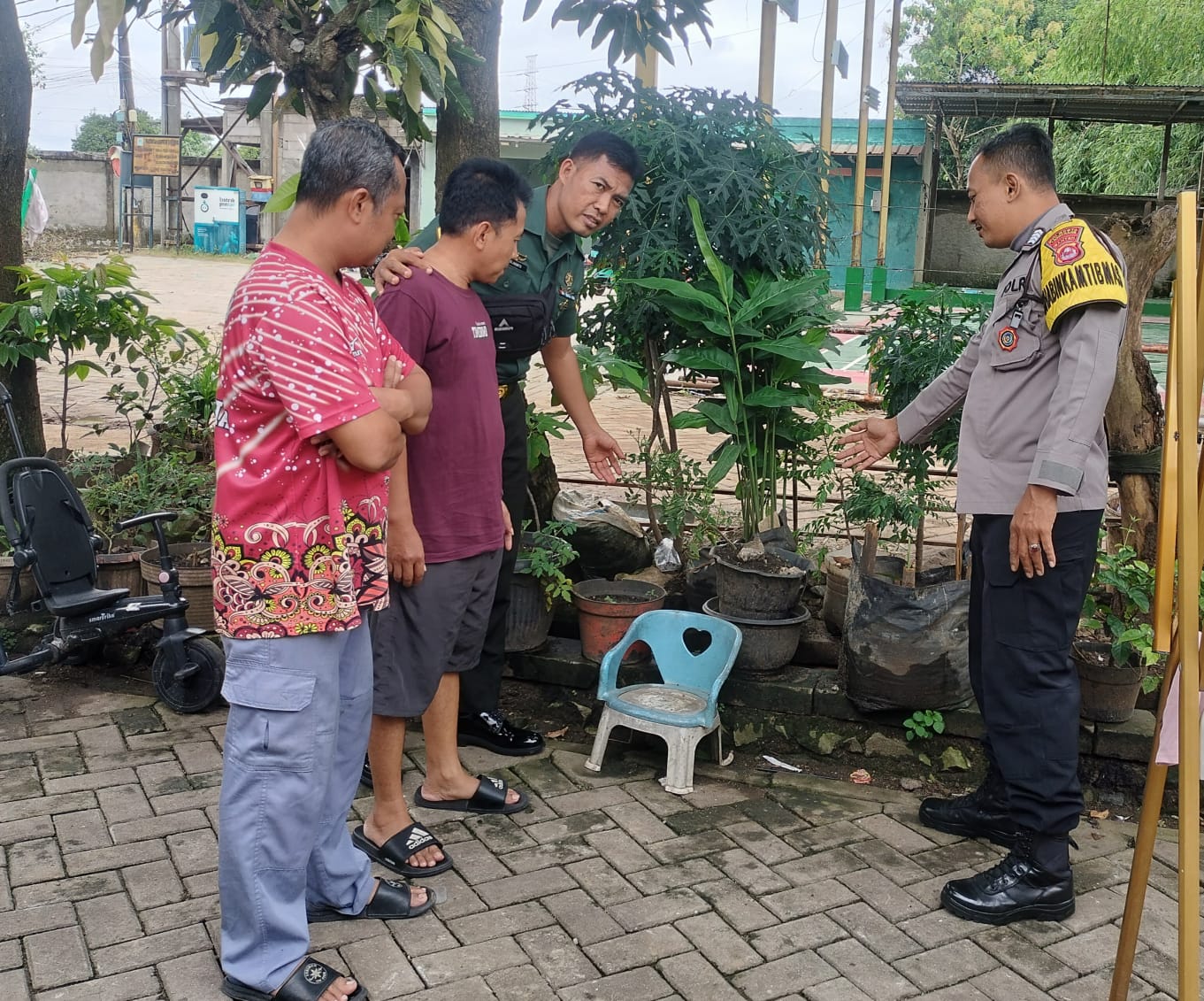 Bhabinkamtibmas Ajak Warga Manfaatkan Lahan Pekarangan Rumah di Tanami Lengkuas