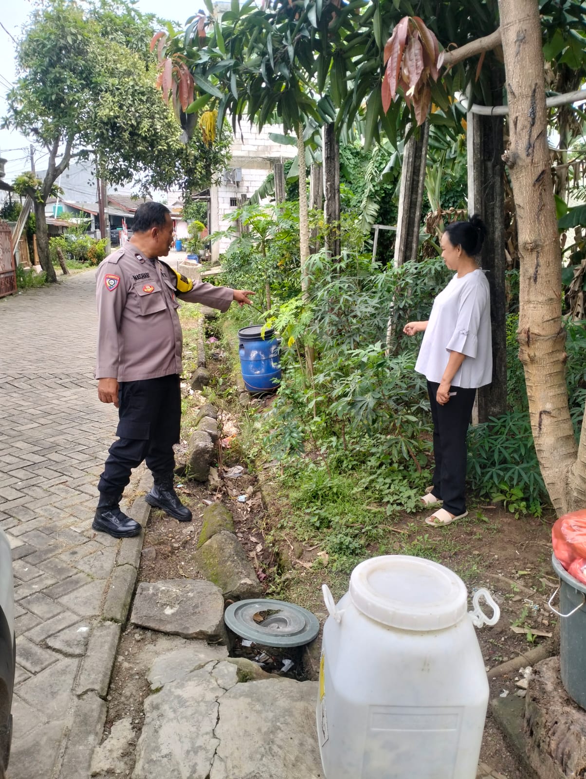 Dukung Ketahanan Pangan, Bhabinkamtibmas Ajak Warga Manfaatkan Lahan Pekarangan Rumah