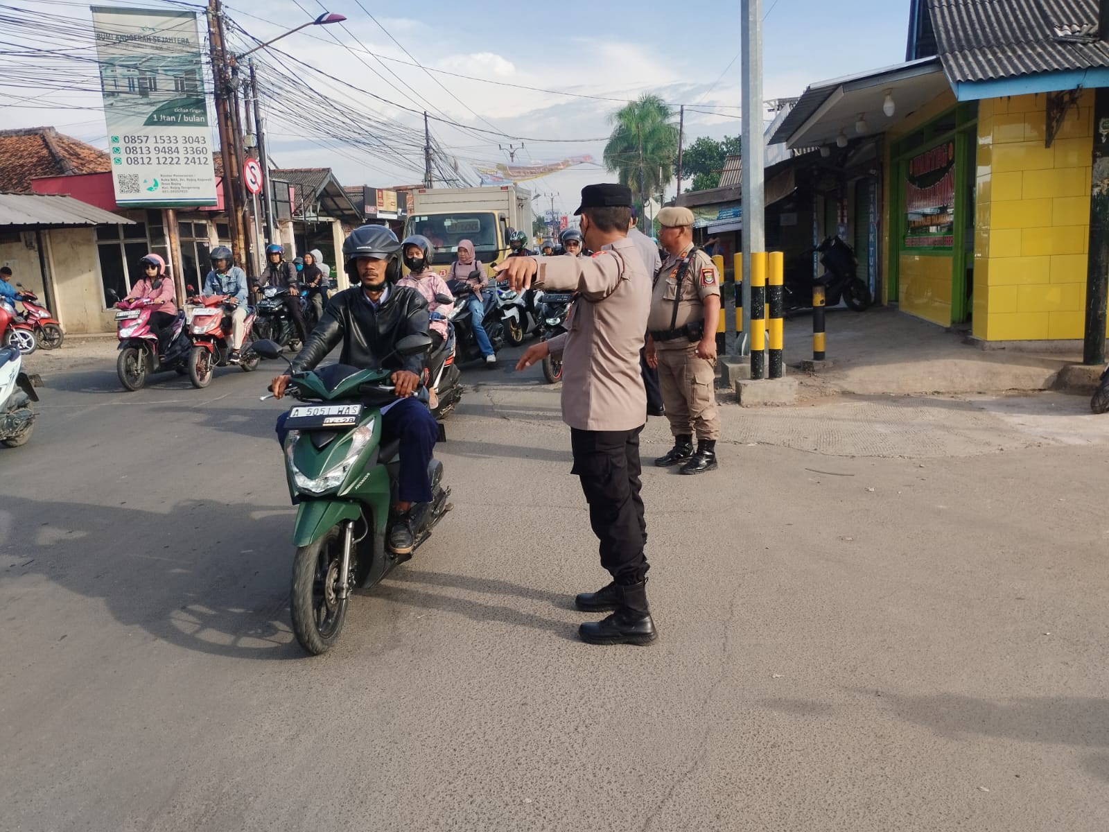 Berikan pelayanan kepada warga pengguna jalan pagi hari, Kanit Samapta giat gatur lalin. Di TL Kukun.
