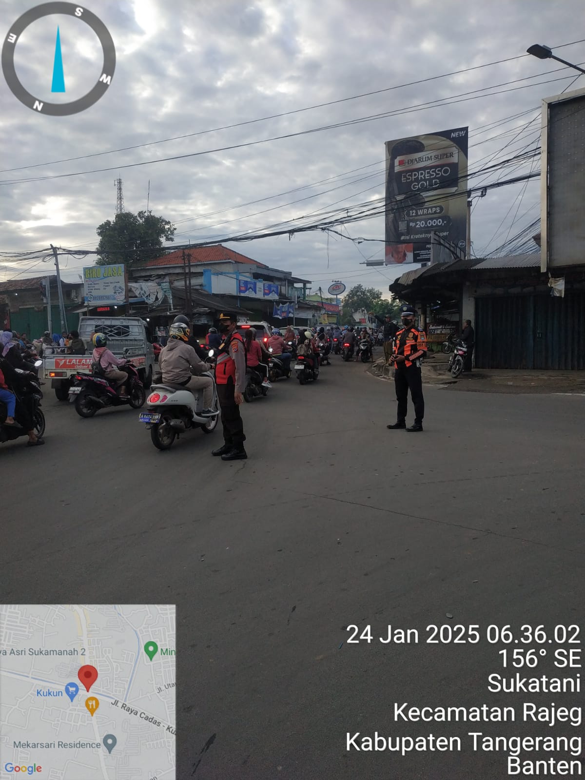 Antisipasi kemacetan di TL Kukun, Kanit Samapta melaksanakan pengaturan lalin bersama Dishub.