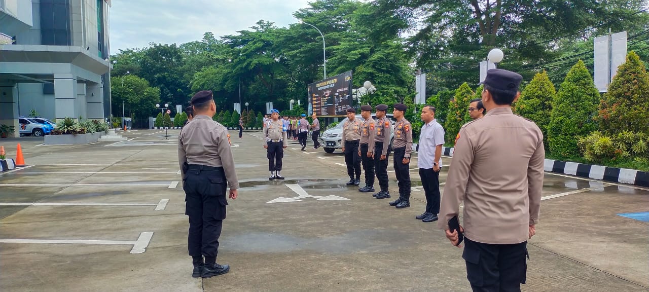 Anggota Sat Intelkam Polresta Tangerang melaksanakan Apel serah terima piket Fungsi di Halaman Mapolresta Tangerang