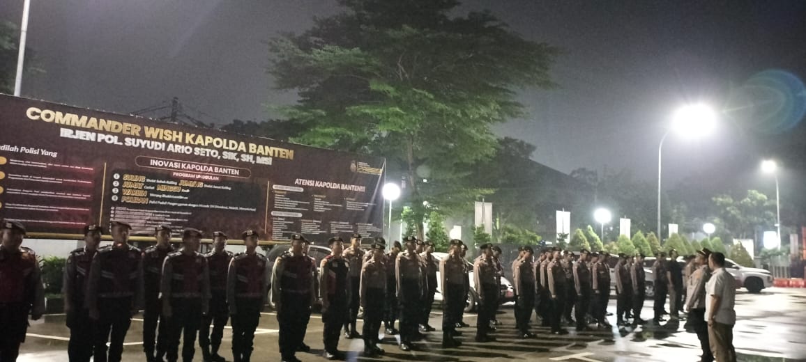 Anggota Sat Intelkam Polresta Tangerang melaksanakan Apel Malam piket Fungsi di Halaman Mapolresta Tangerang