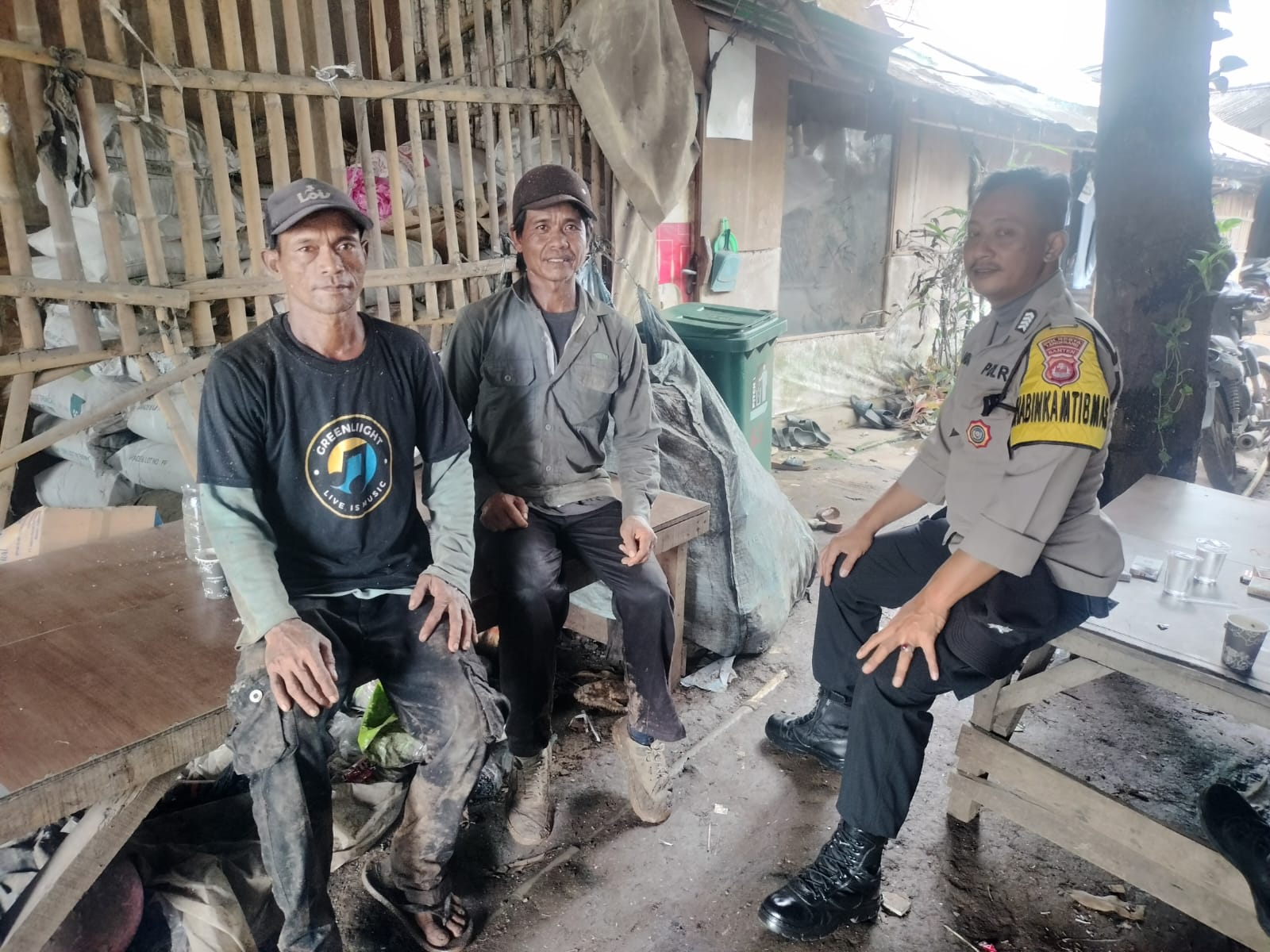 Jalin Silaturahmi, Bhabinkamtibmas Ajak Warga Tingkatkan Kewaspadaan