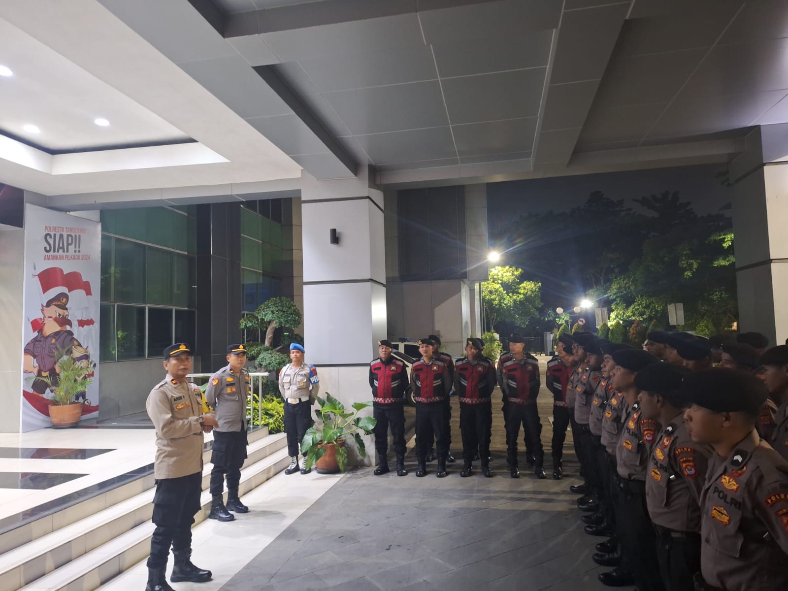 Anggota Sat Intelkam Polresta Tangerang melaksanakan Apel Malam piket Fungsi di Halaman Mapolresta Tangerang