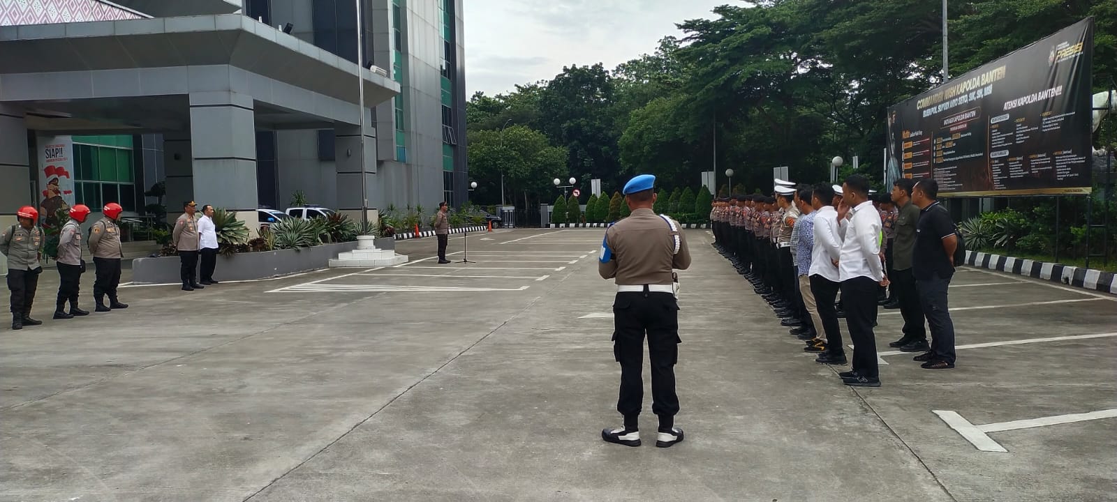Anggota Sat Pamobvit Polresta Tangerang melaksanakan kegiatan Apel Siaga Mako