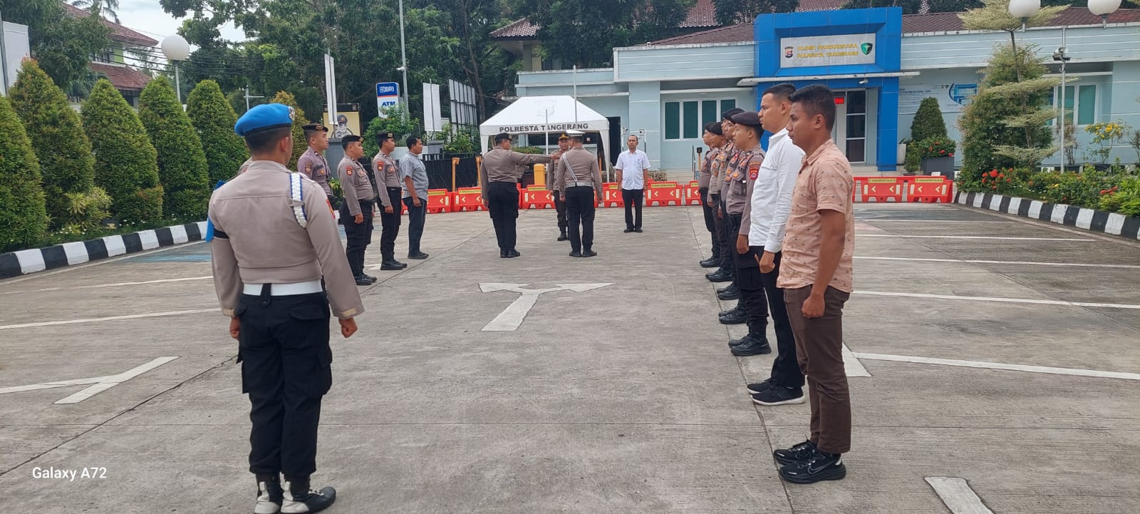 Anggota Sat Intelkam Polresta Tangerang melaksanakan Apel serah terima piket Fungsi di Halaman Mapolresta Tangerang