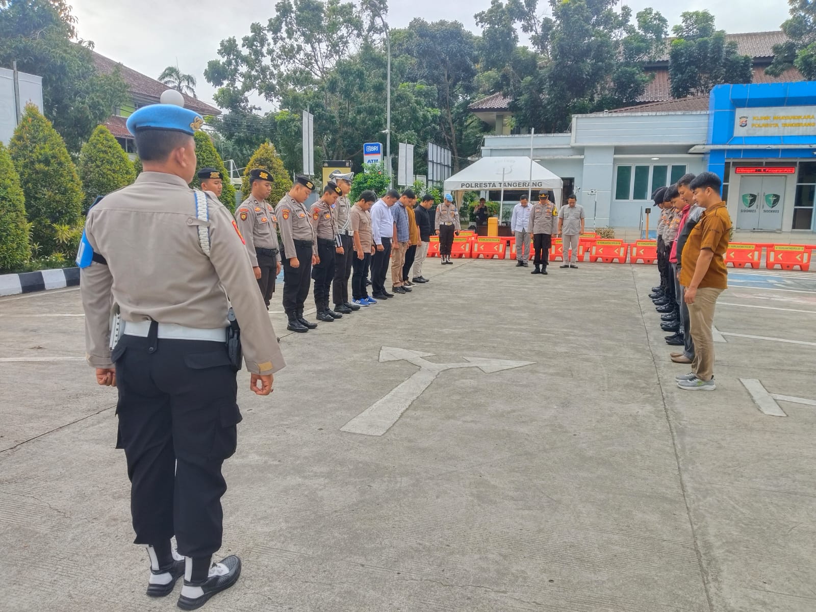 Anggota Sat Intelkam Polresta Tangerang melaksanakan Apel serah terima piket Fungsi di Halaman Mapolresta Tangerang