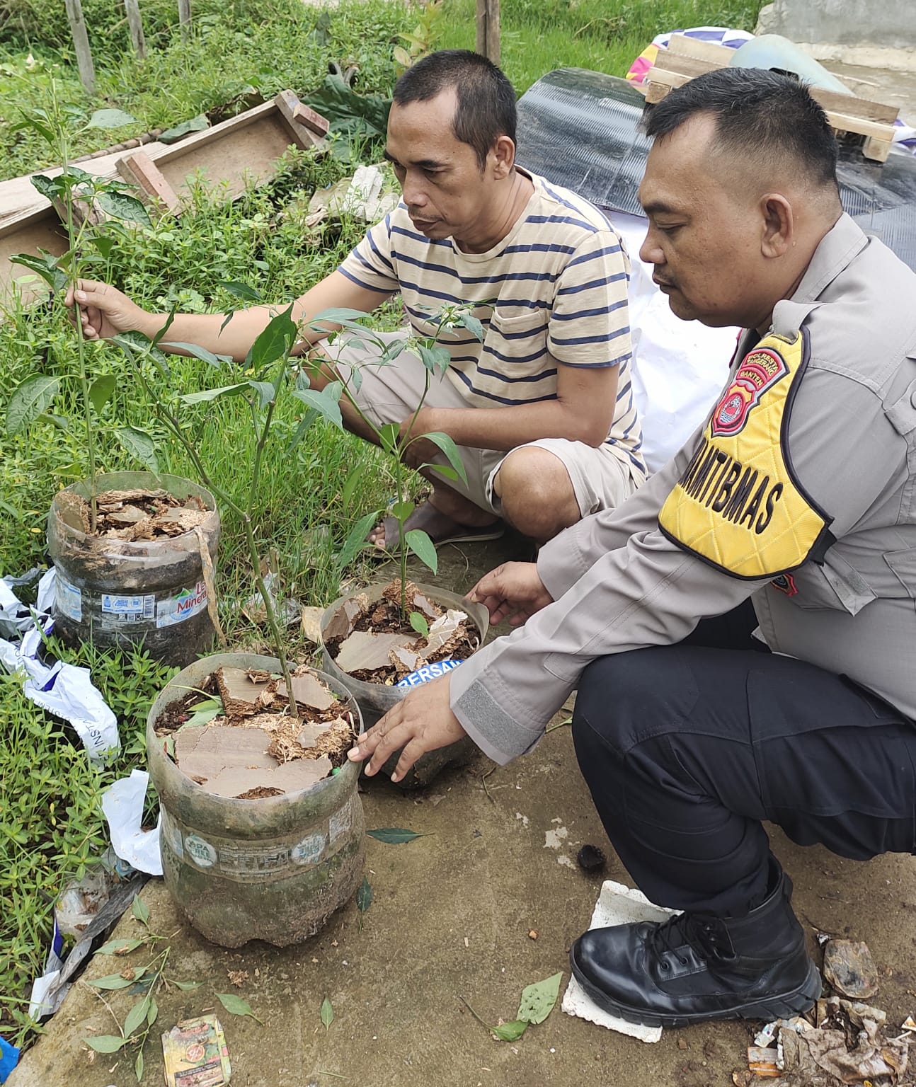 Sambang Desa, Bhabinkamtibmas Desa Suka Asih Ajak Warga Tingkatkan Kewaspadaan