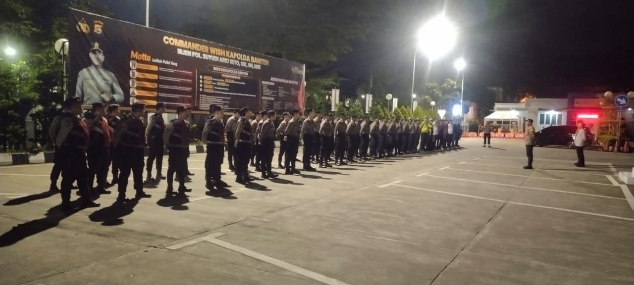 Anggota Sat Intelkam Polresta Tangerang melaksanakan Apel Malam piket Fungsi di Halaman Mapolresta Tangerang