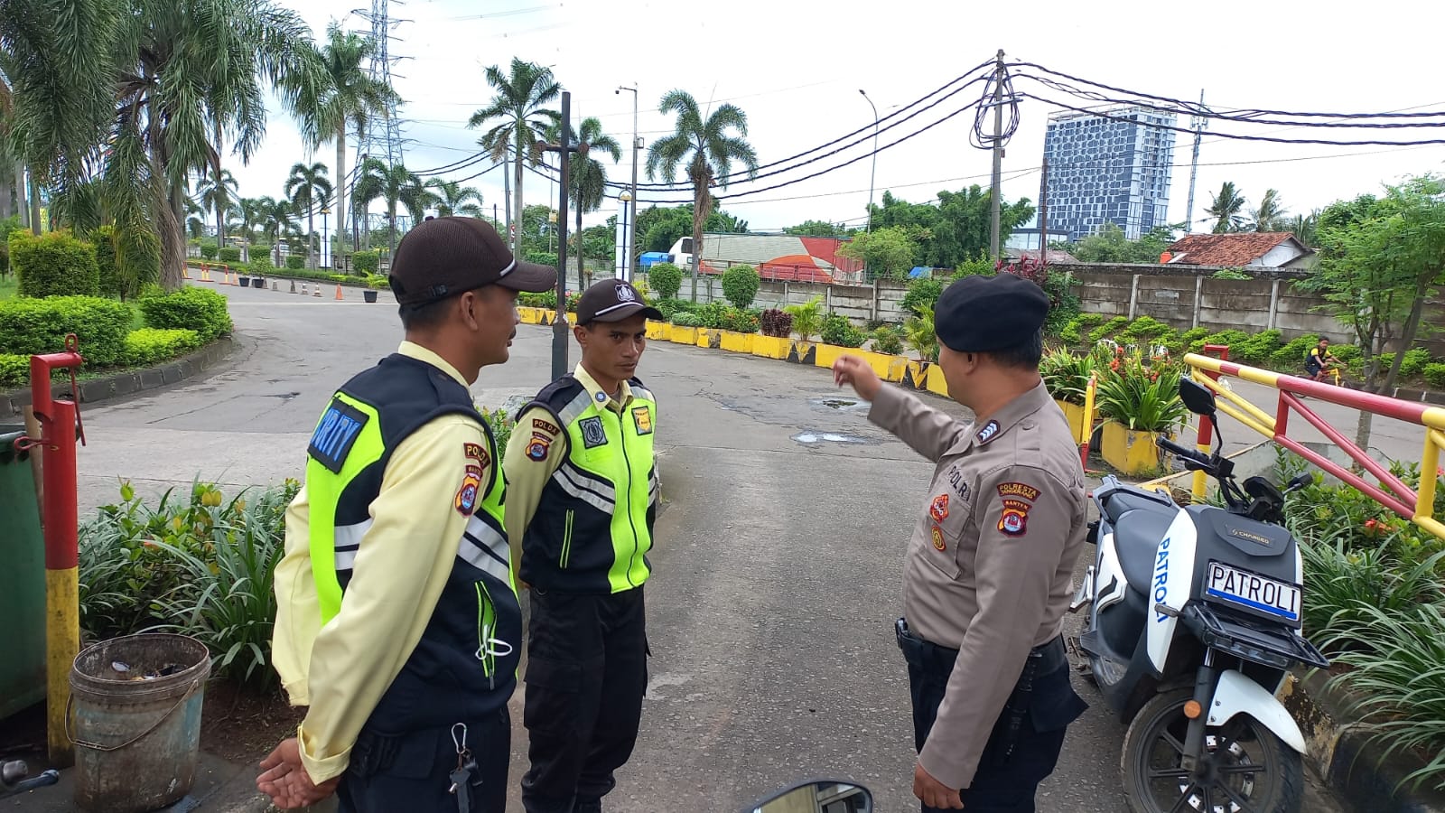 Anggota Sat Pamobvit Polresta Tangerang melaksanakan patroli dialogis di pos security kawasan 2 Cikupamas