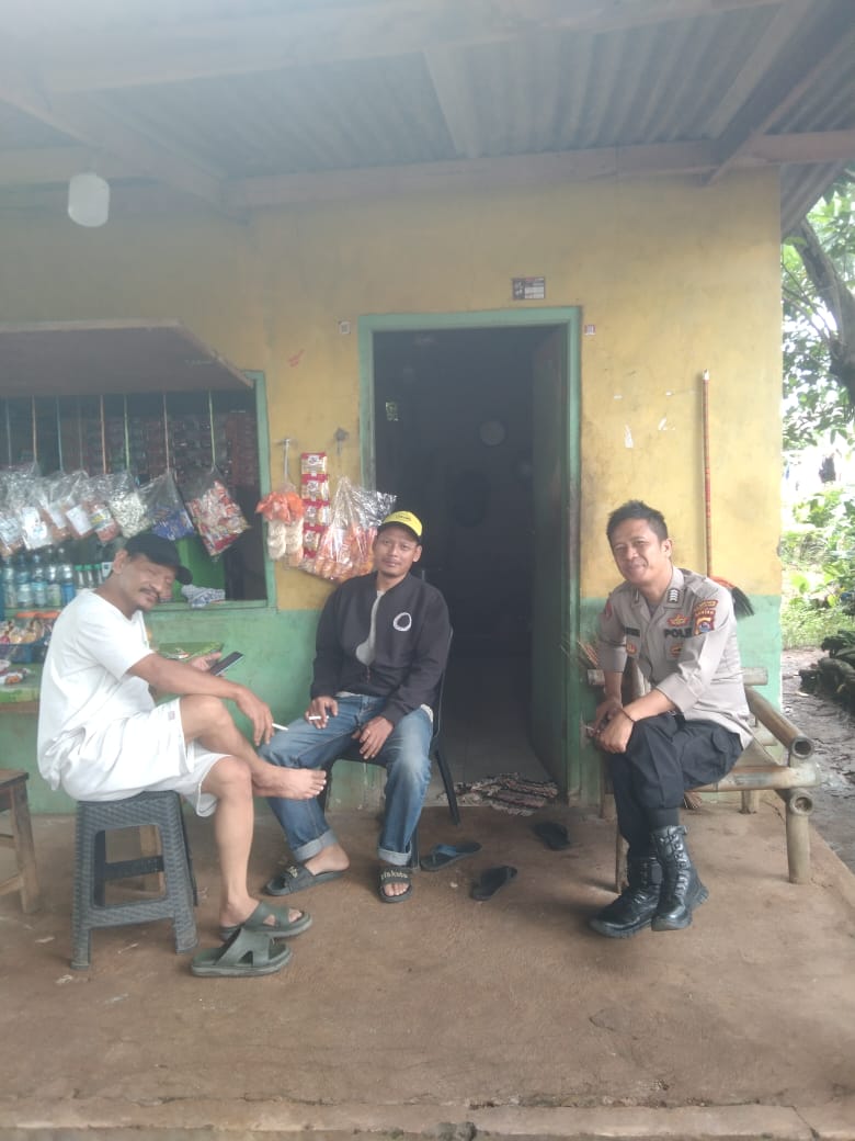 Sambang Desa Binaan, Bhabinkamtibmas Ajak Warga Tingkatkan Kewaspadaan