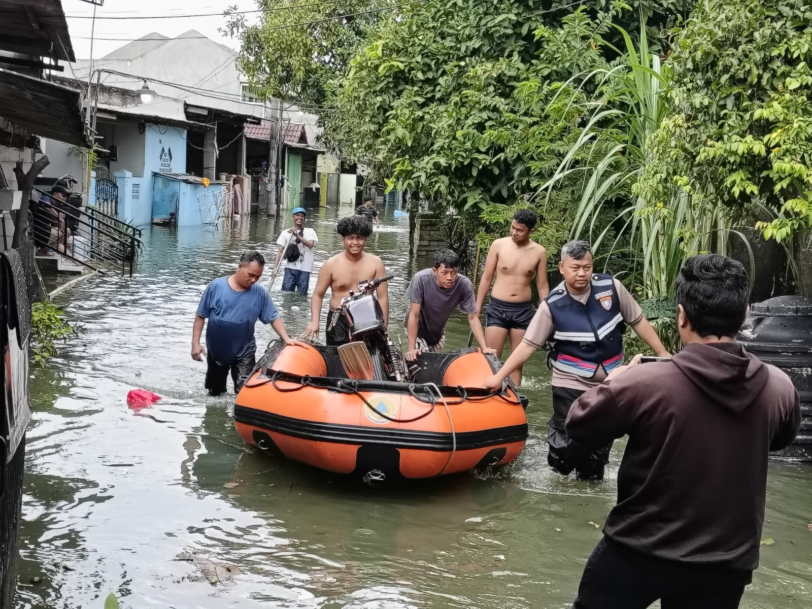 Curah Hujan Tinggi, Bhabinkamtibmas Pantau Daerah Rawan Banjir di Wilayah Binaannya