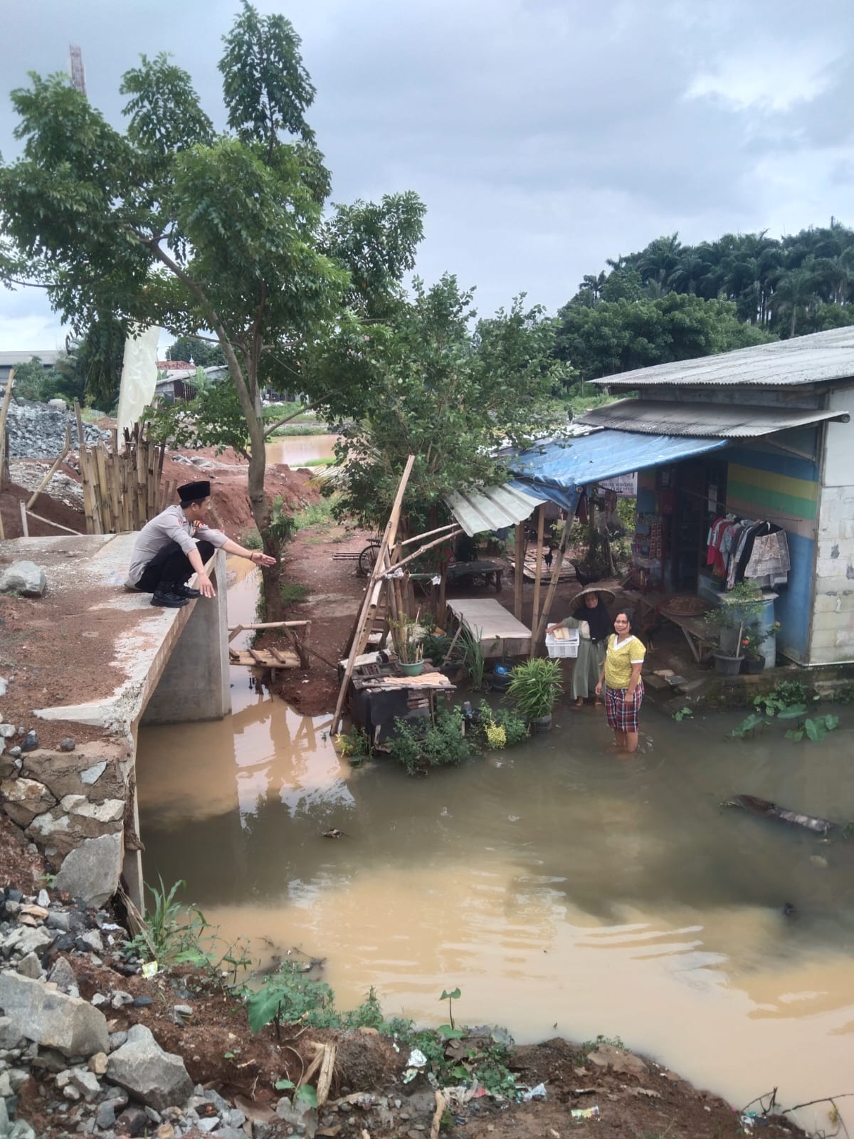 Bhabinkamtibmas Desa Sindamg Panon Kecamatan Sindang Jaya Pantau Genangan di Wilayah Binaannya