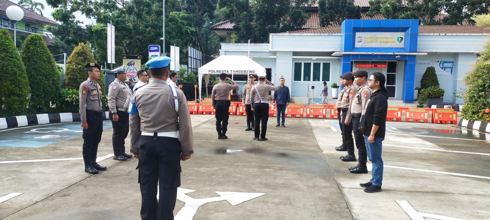 Anggota Sat Intelkam Polresta Tangerang melaksanakan Apel serah terima piket Fungsi di Halaman Mapolresta Tangerang