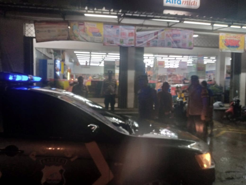 Patroli cipkom mobile polsek rajeg pada malam hari antisipasi gangguan kamtibmas