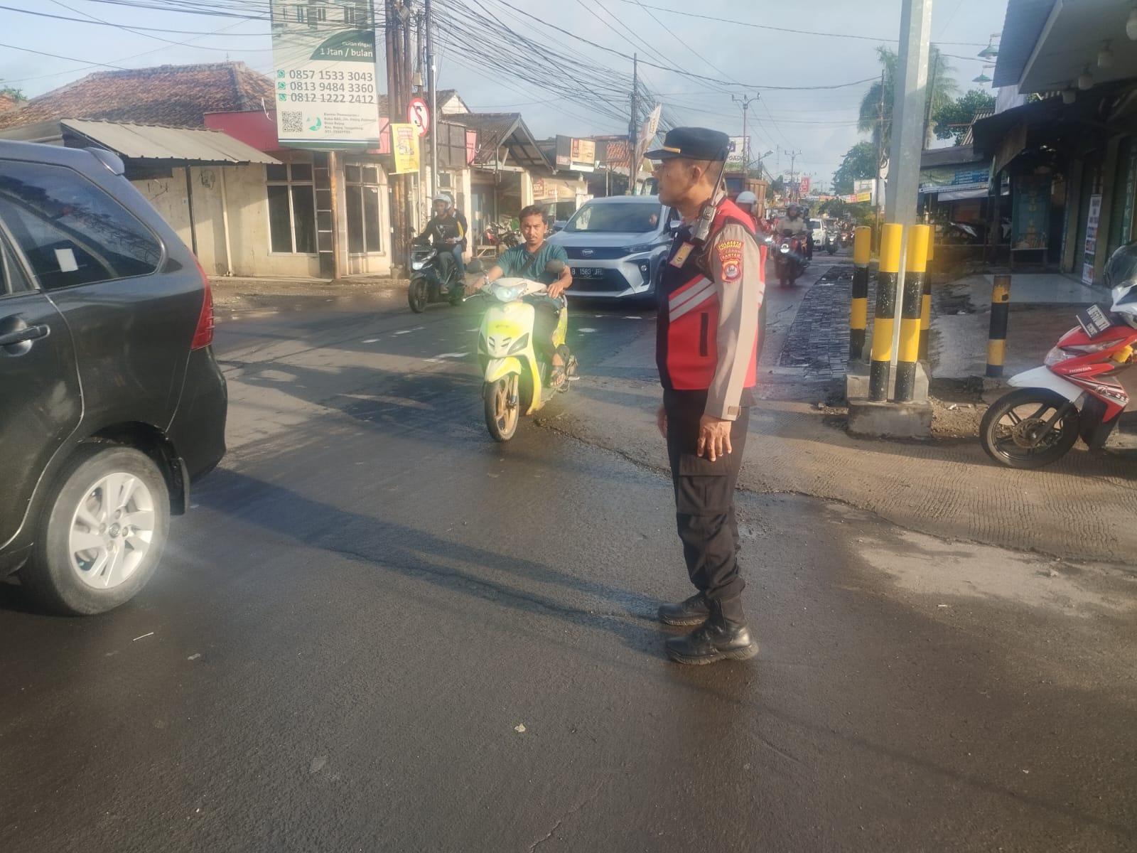 Antisipasi  kemacetan di  TL Kukun, Kanit Samapta Polsek Rajeg giat pengaturan lalin.
