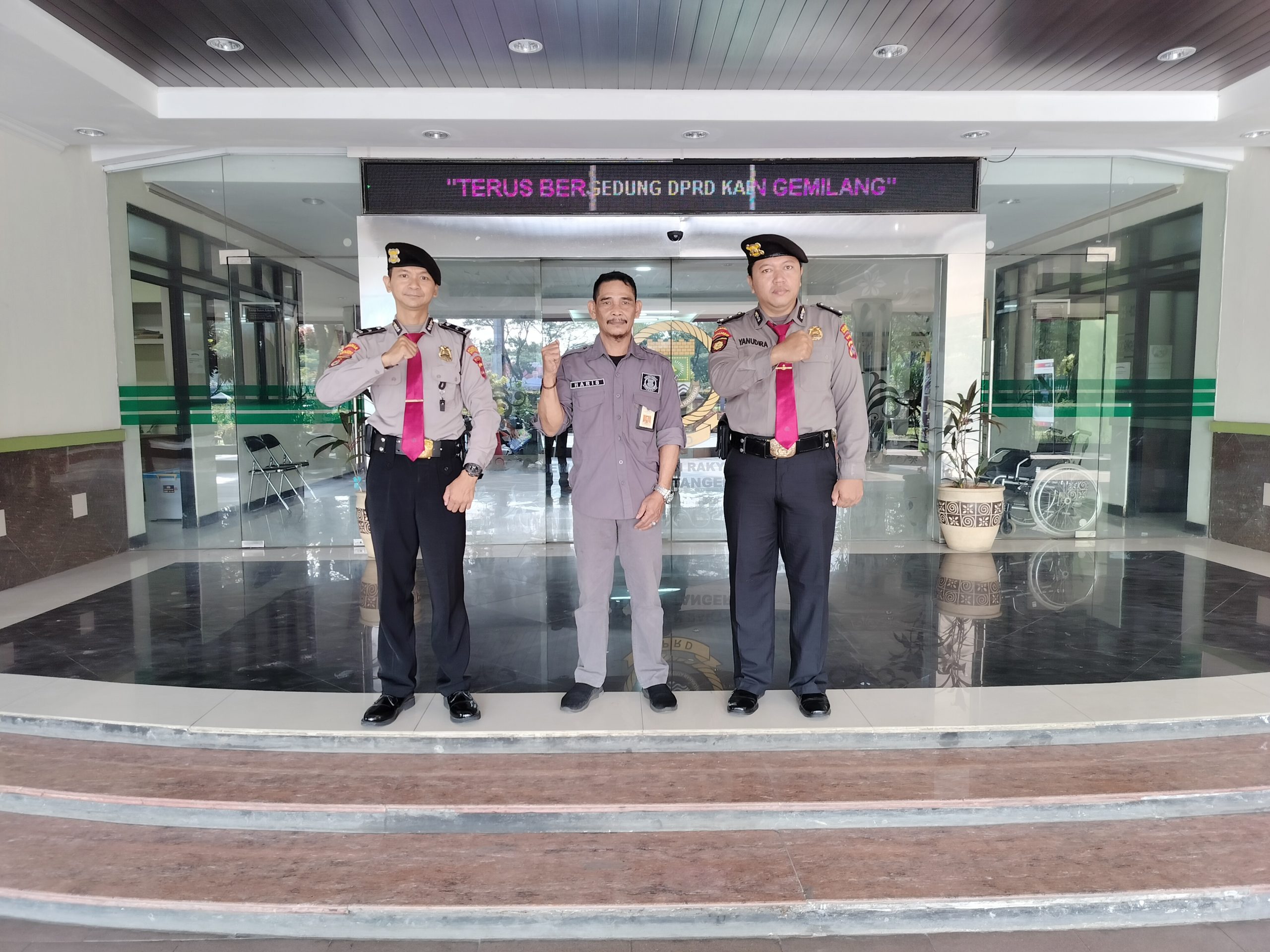 Personil Sat Pamobvit Polresta Tangerang melaksanakan kegiatan Patroli ke Kantor DPRD Kab.Tangerang