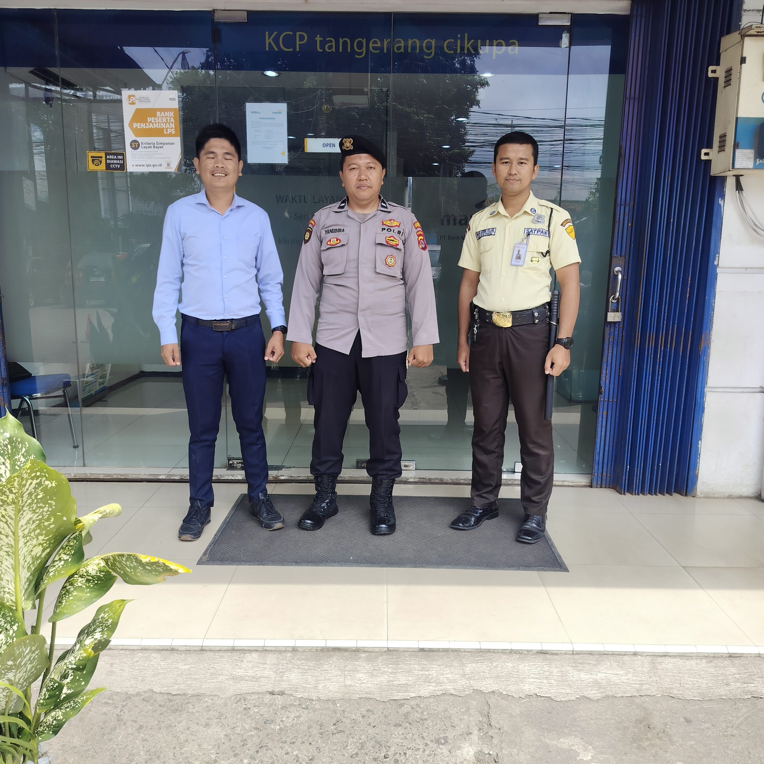 Personil Sat Pamobvit Polresta Tangerang melaksanakan kegiatan Patroli ke Bank Mandiri KCP Tangerang Cikupa