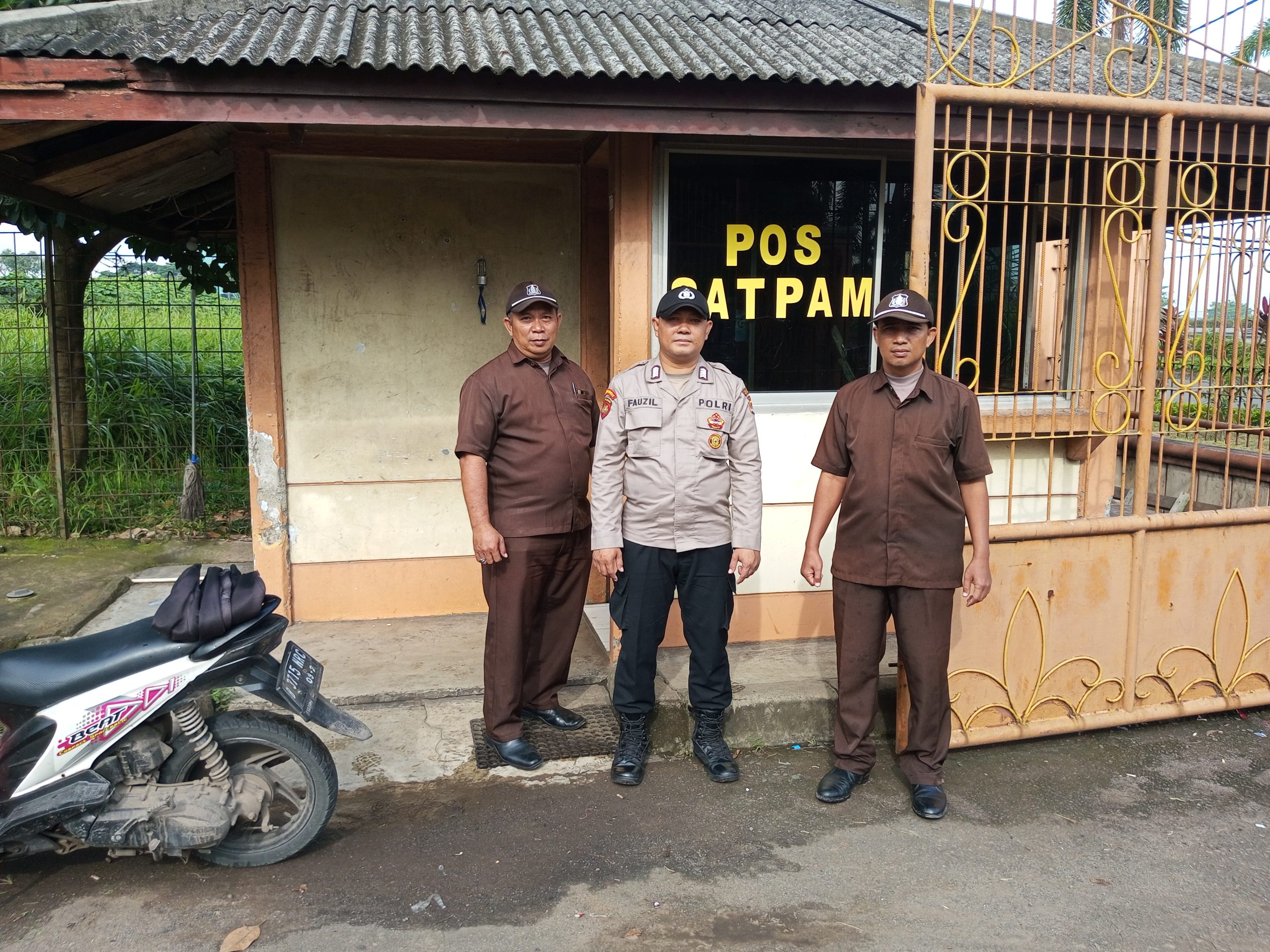 Anggota Sat Pamobvit Polresta Tangerang dan security kawasan Cikupamas melaksanakan pengamanan di pos security kantor pemasaran kawasan industri Cikupamas