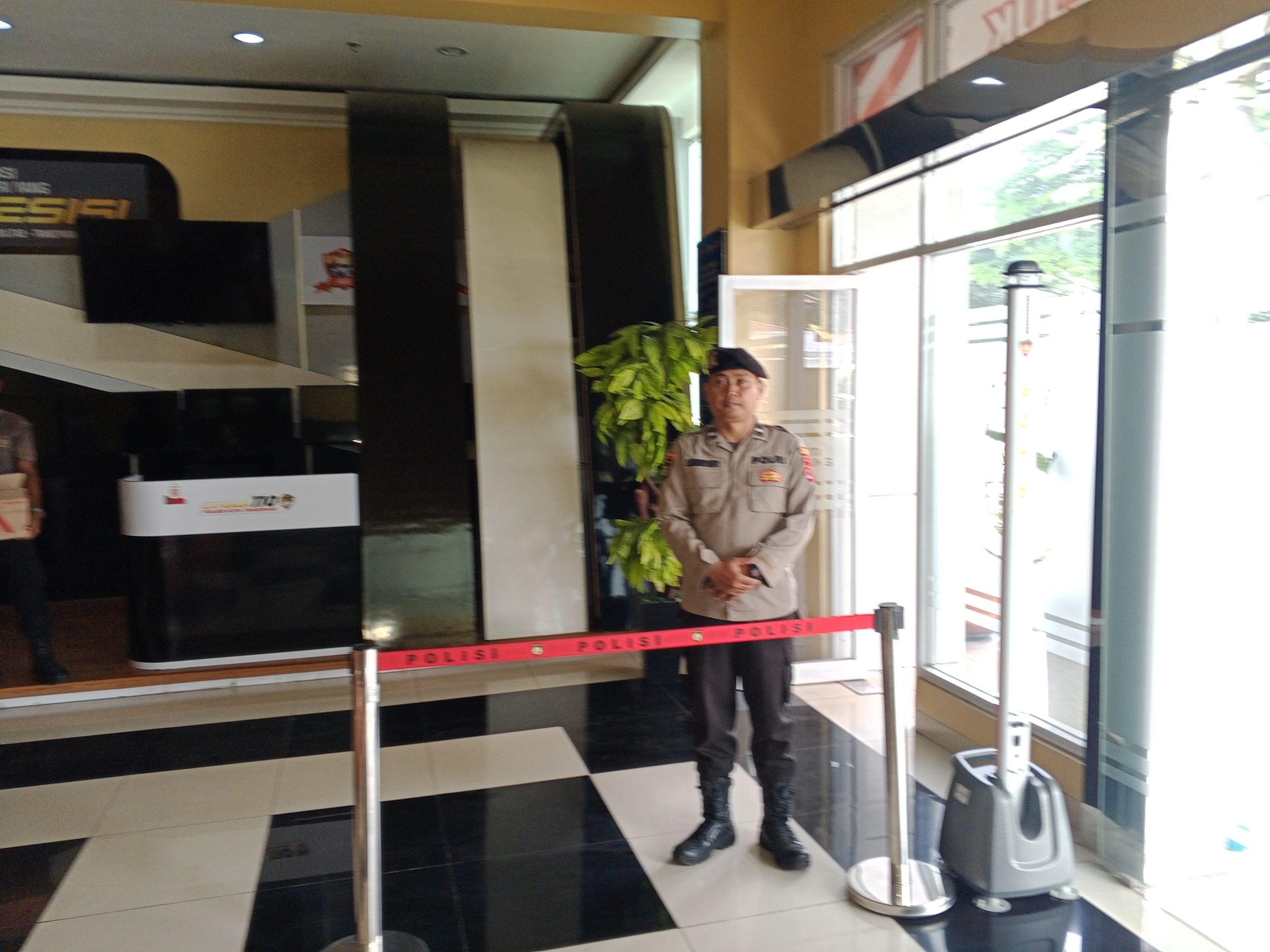 Anggota Sat Pamobvit Polresta Tangerang melaksanakan kegiatan Penjagaan Mako Polresta