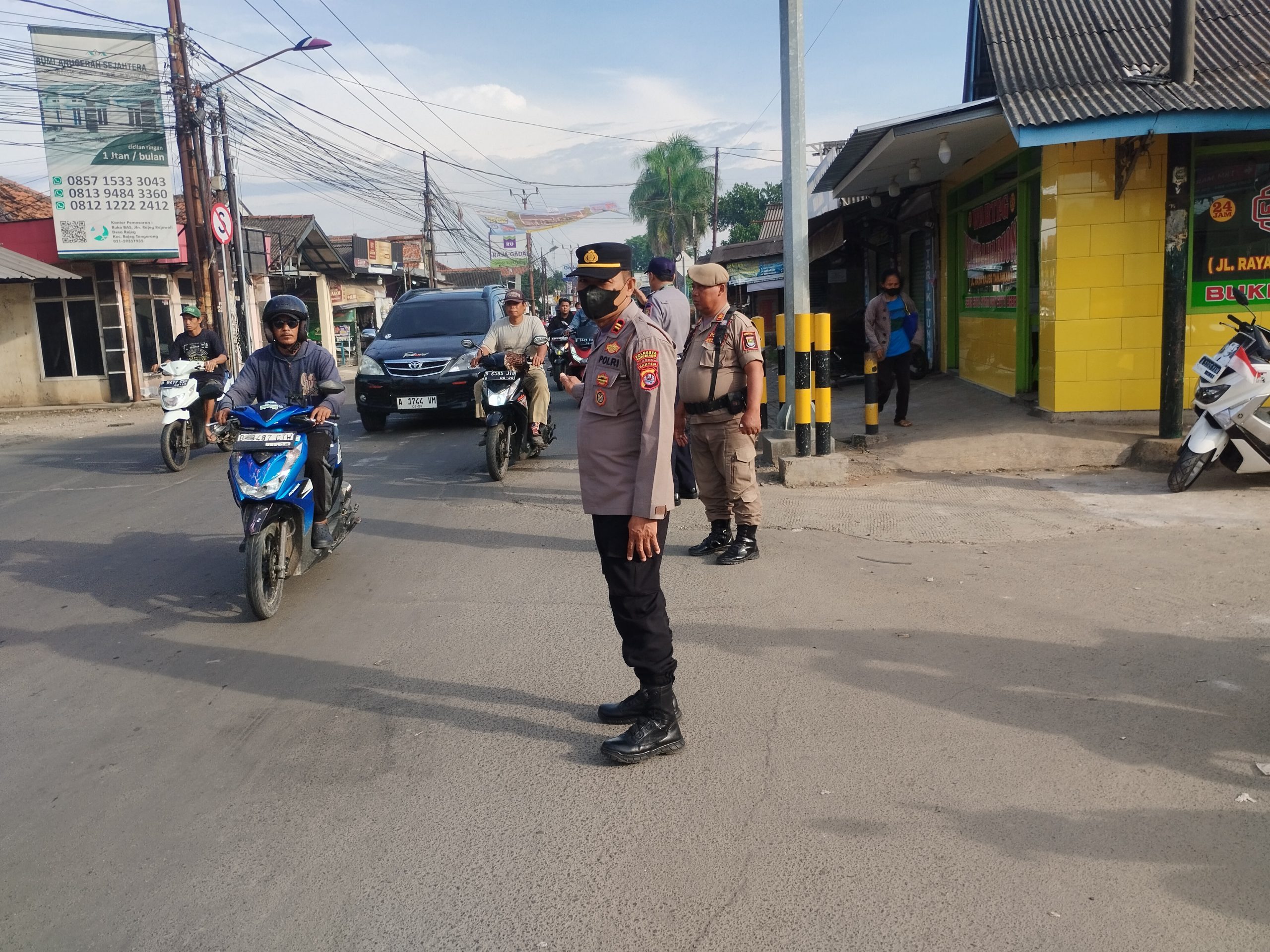 Kanit Samapta Polsek Rajeg, pengaturan dan pelayanan pagi hari di TL Kukun.