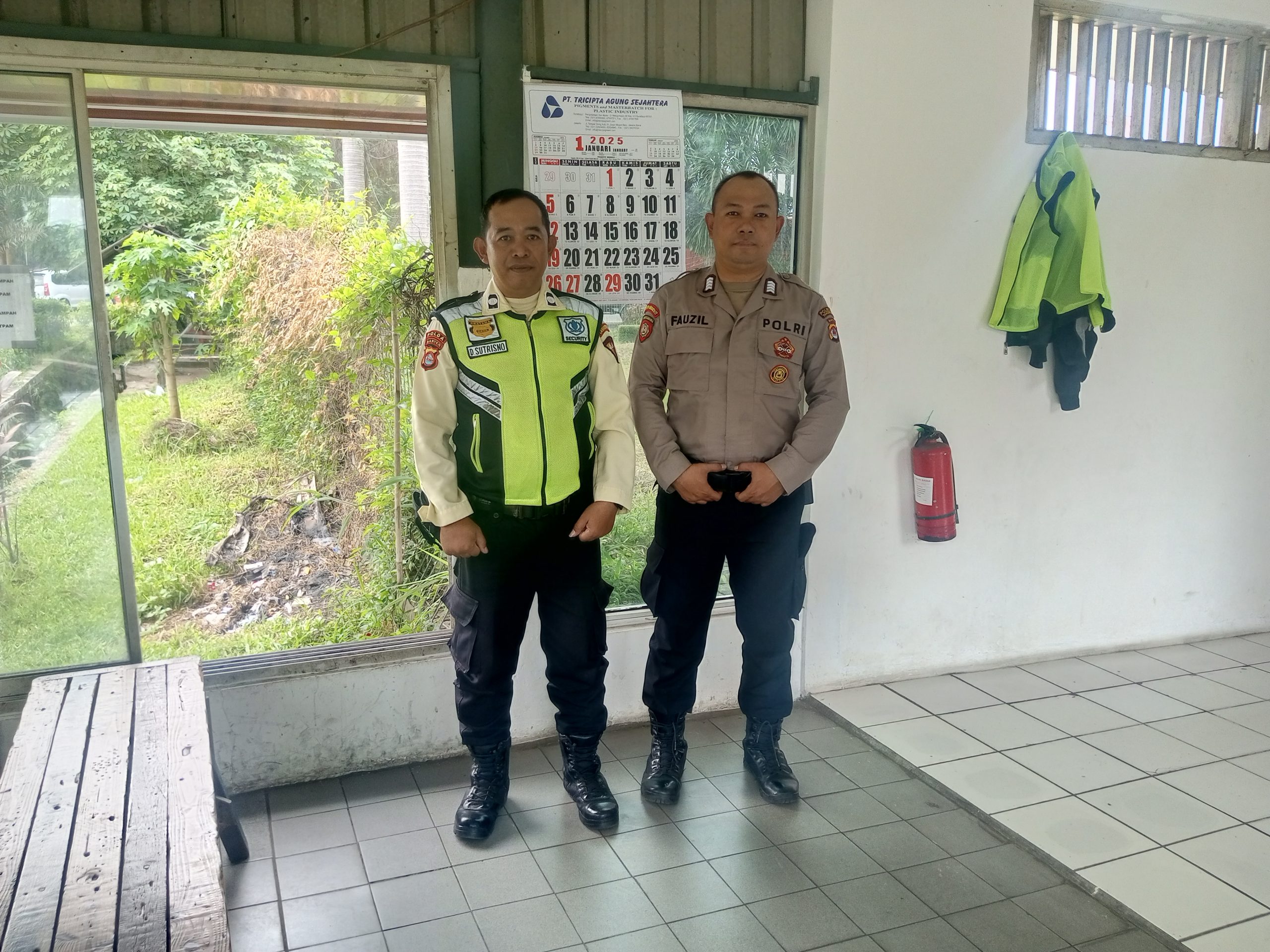 Anggota Sat Pambovit Polresta Tangerang melaksanakan patroli dialogis di pos security kawasan 1 Cikupamas