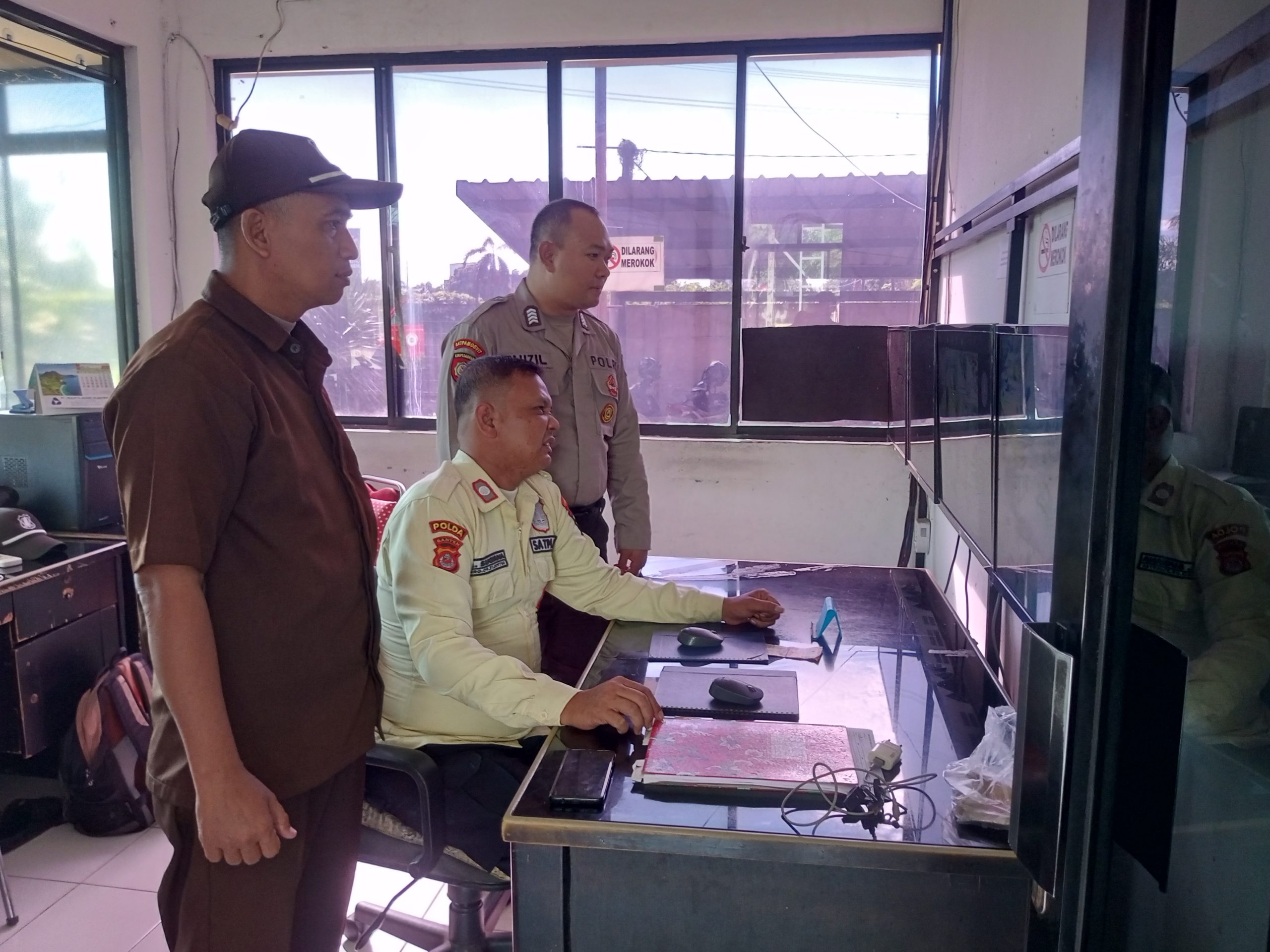 Personil Sat Pamobvit Polresta Tangerang bersama security melaksanakan pemantauan kawasan industri Cikupamas melalui monitor CCTV