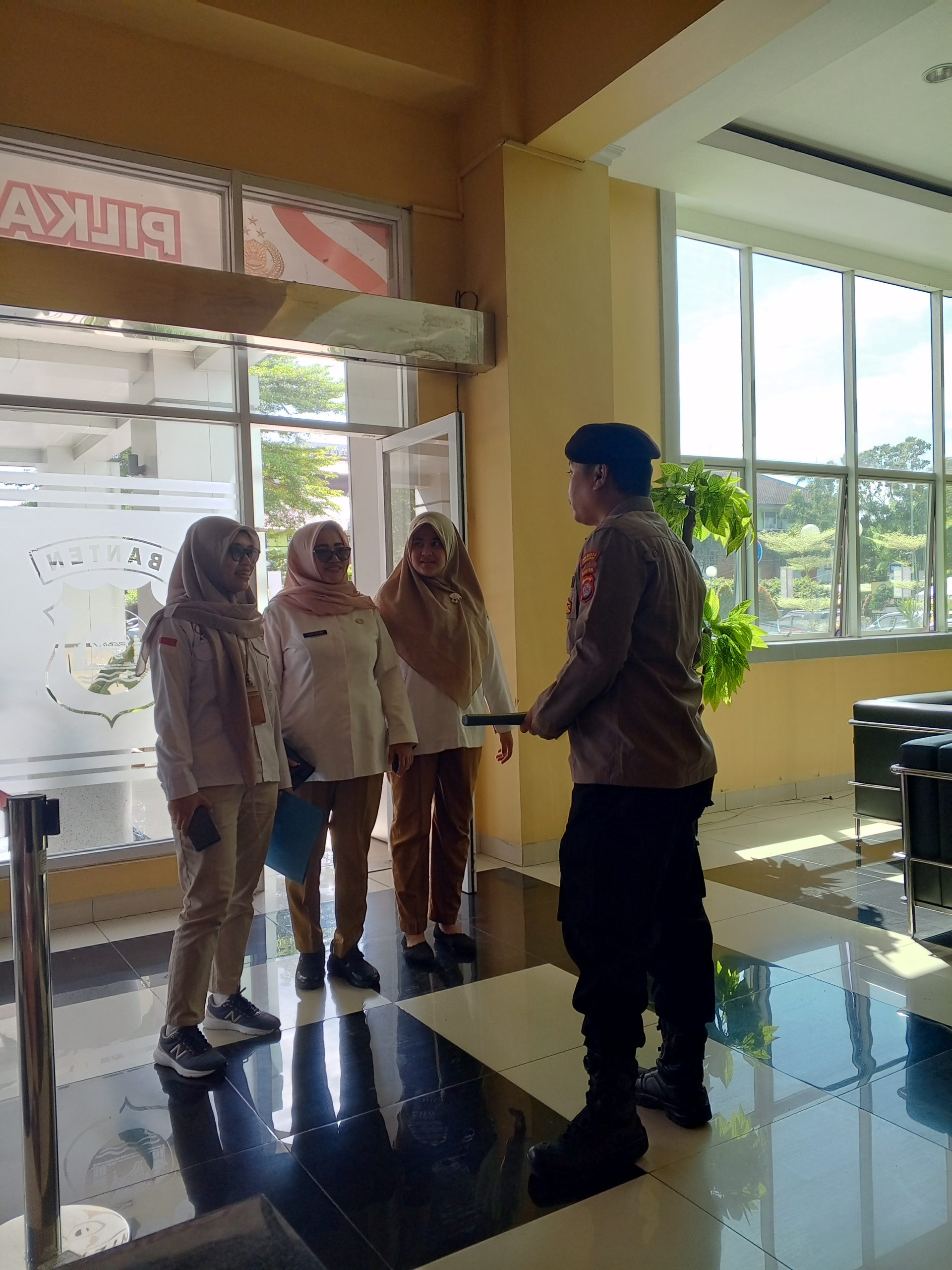 Anggota Sat Pamobvit Polresta Tangerang melaksanakan kegiatan Penjagaan Mako Polresta