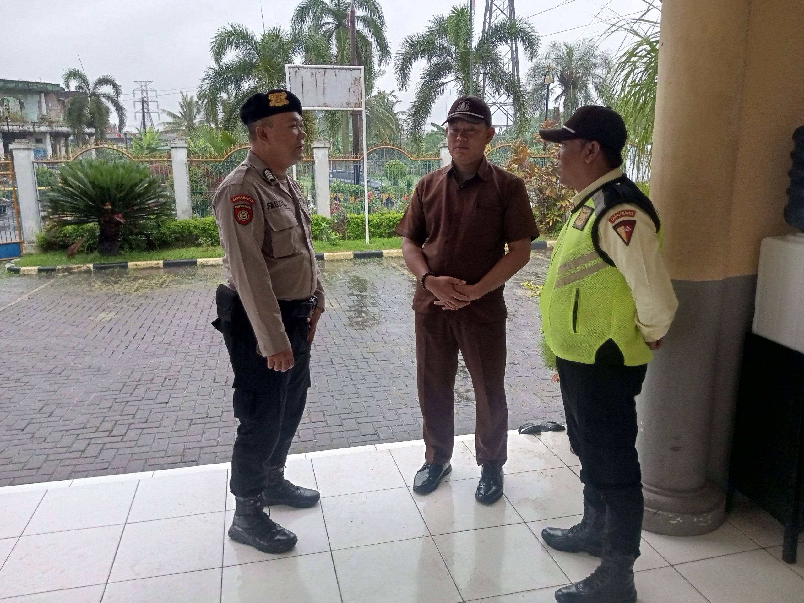 Anggota Sat Pamobvit Polresta Tangerang melaksanakan patroli dialogis di kantor pengelola kawasan industri Cikupamas.