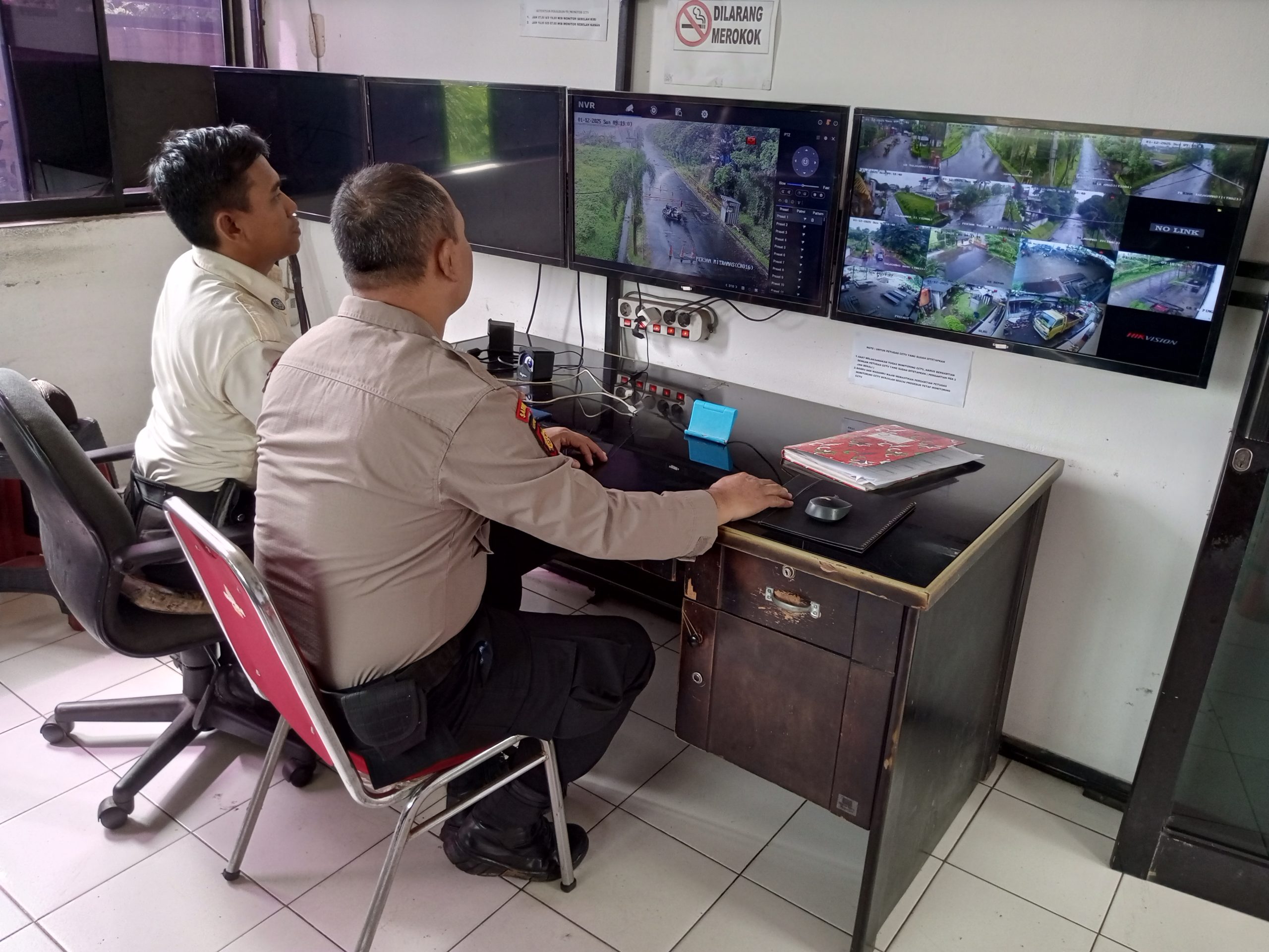 Anggota Sat Pamobvit Polresta Tangerang bersama security melaksanakan pemantauan kawasan industri Cikupamas melalui monitor CCTV