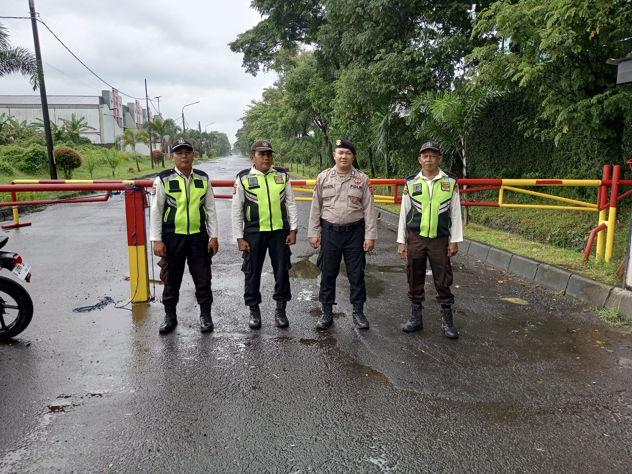 Anggota Sat Pamobvit Polresta Tangerang bersama security melaksanakan patroli di area Mitramas Kawasan 2 industri Cikupamas