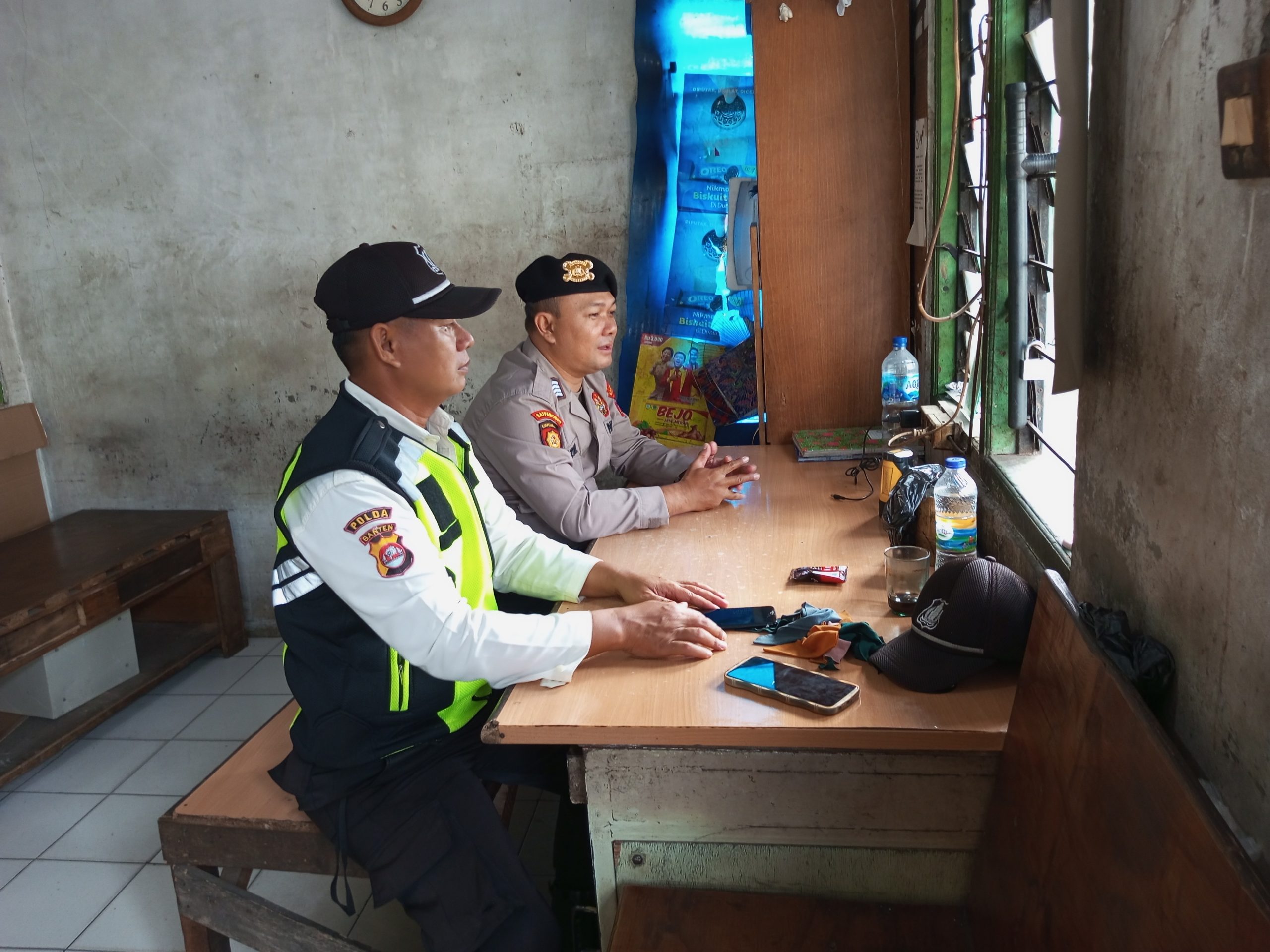Personil Sat Pamobvit Polresta Tangerang melaksanakan kegiatan patroli dialogis ke security di pos security PT.Tanindo kawasan industri Cikupamas