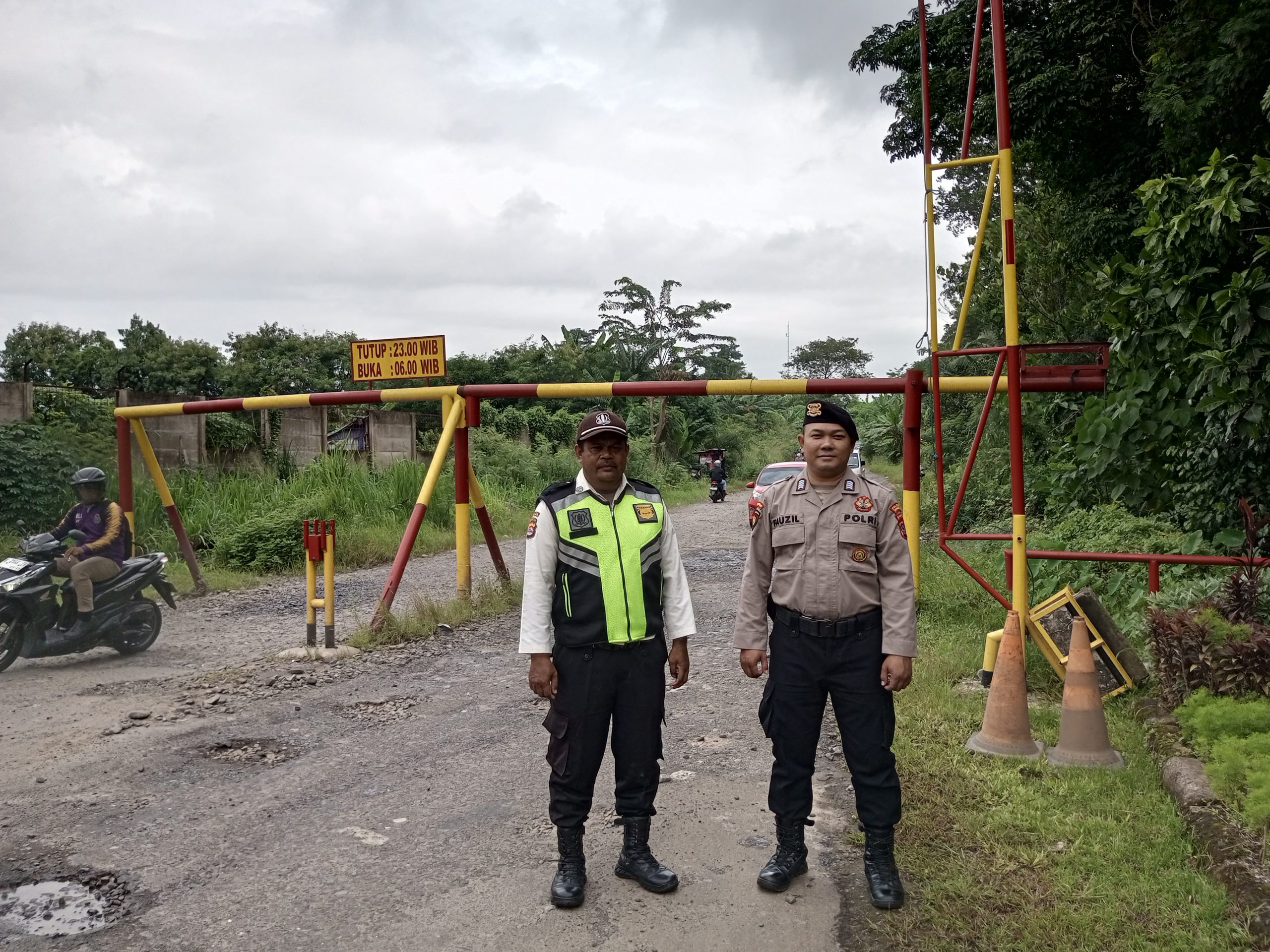 Personil Sat Pamobvit Polresta Tangerang melaksanakan patroli bersama security di jalan Talagamas raya