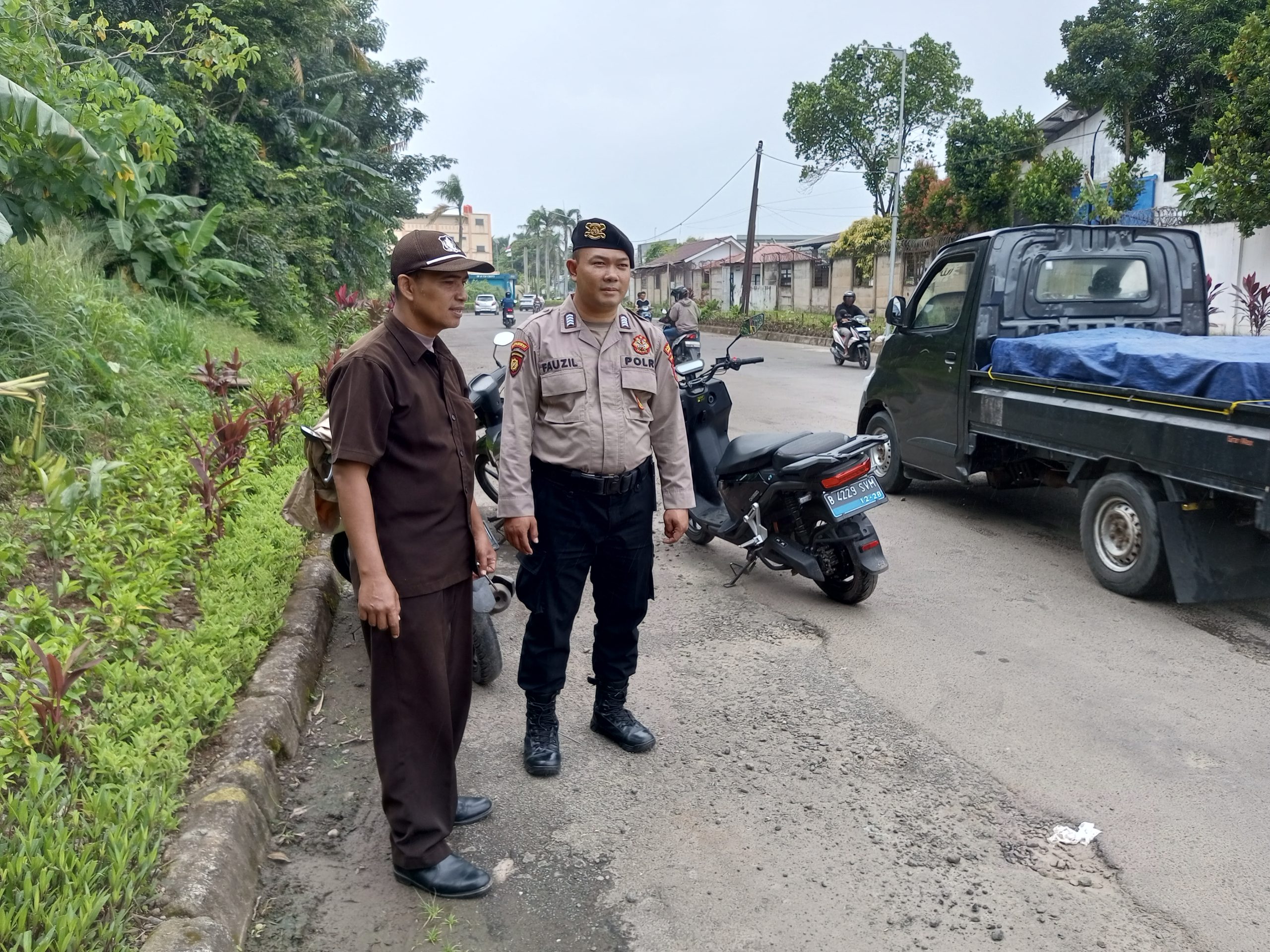 Personil Sat Pamobvit Polresta Tangerang bersama security kawasan cikupamas melaksanakan patroli di kawasan 1 industri Cikupamas