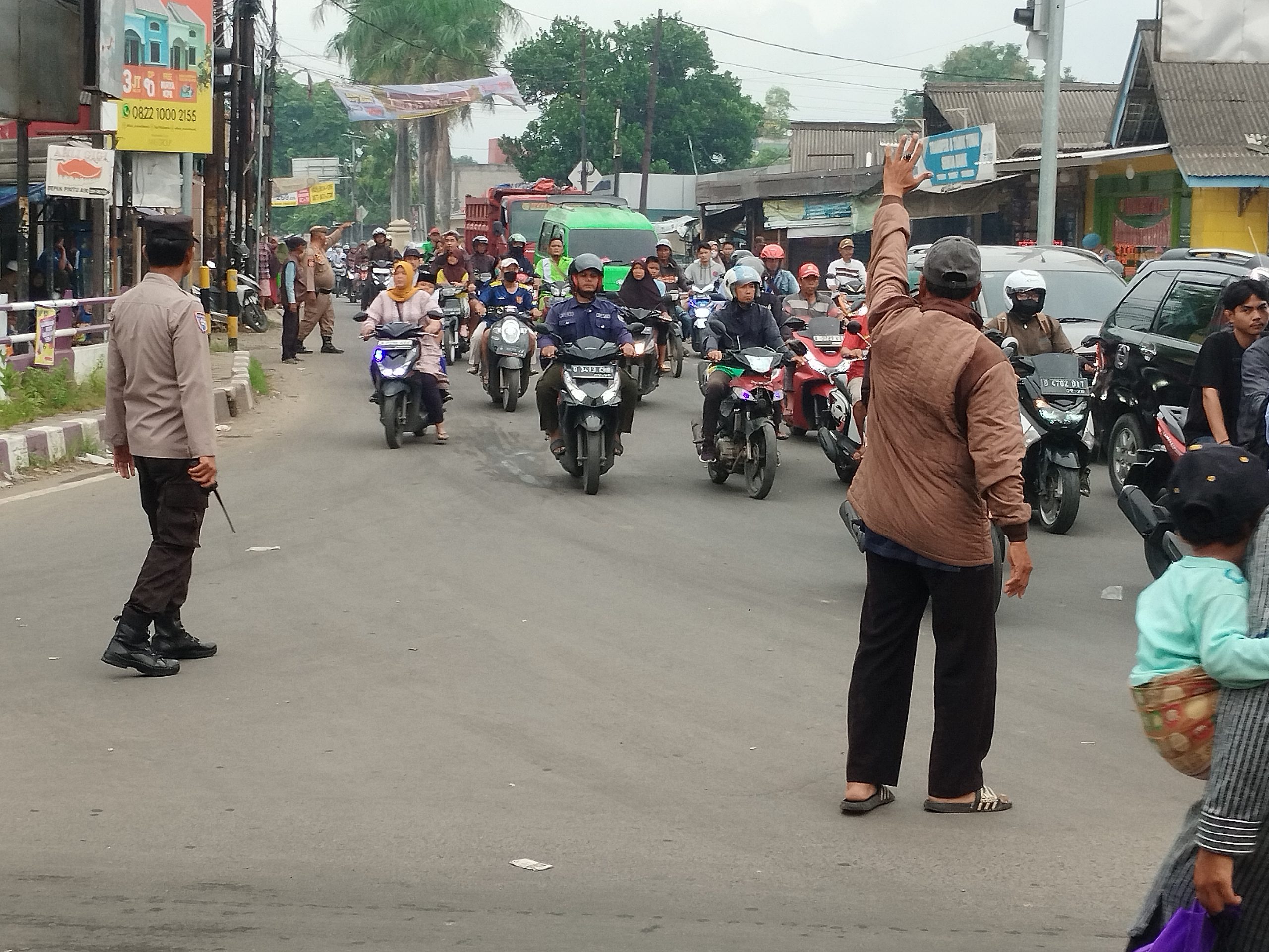 Giat pengaturan lalin pagi hari di TL Kukun, oleh personil Polsek Rajeg, antisipasi kepadatan arus lalin.