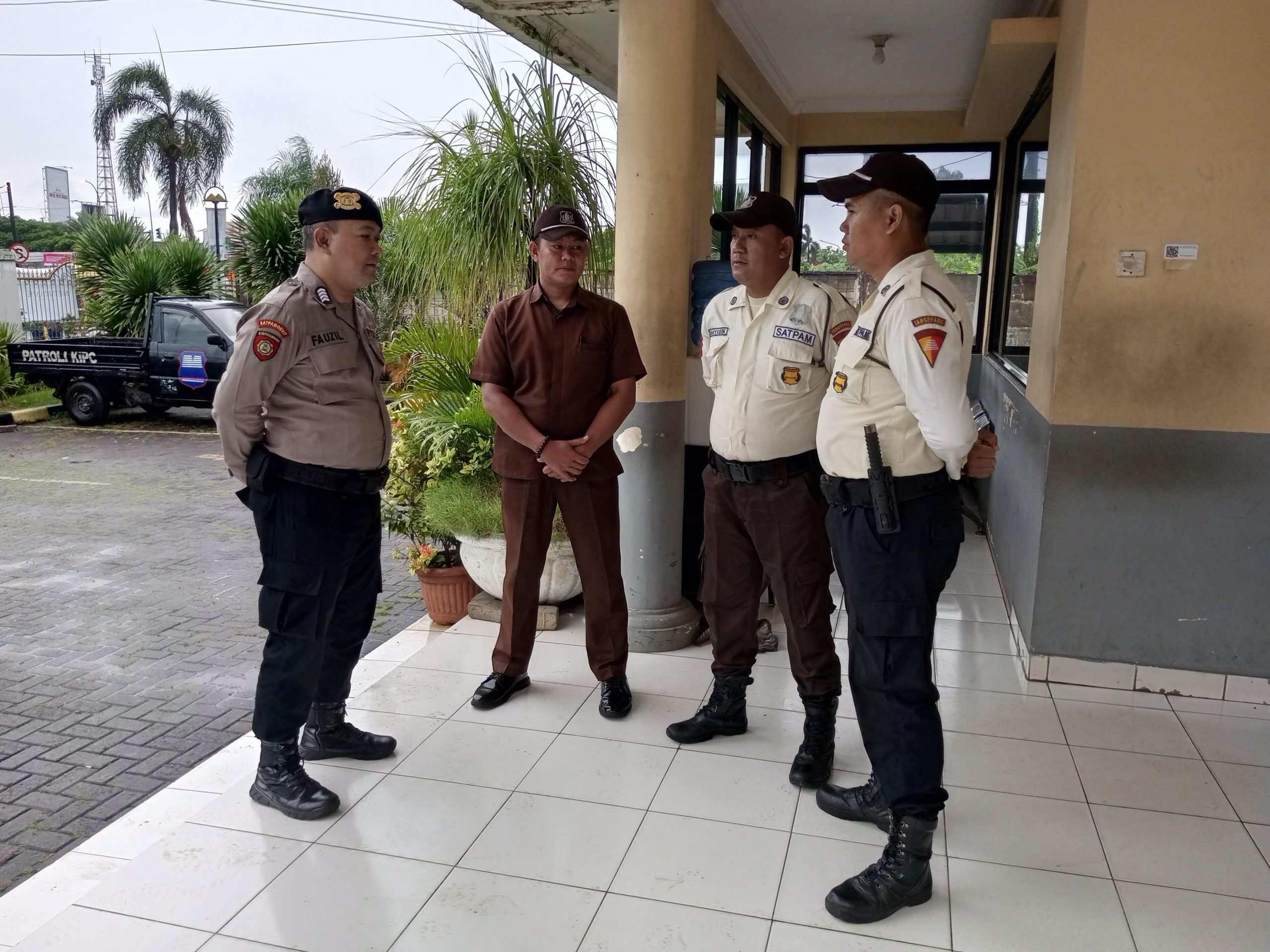 Anggota Sat Pamobvit Polresta Tangerang melaksanakan pengamanan di kantor pengelola kawasan Cikupamas