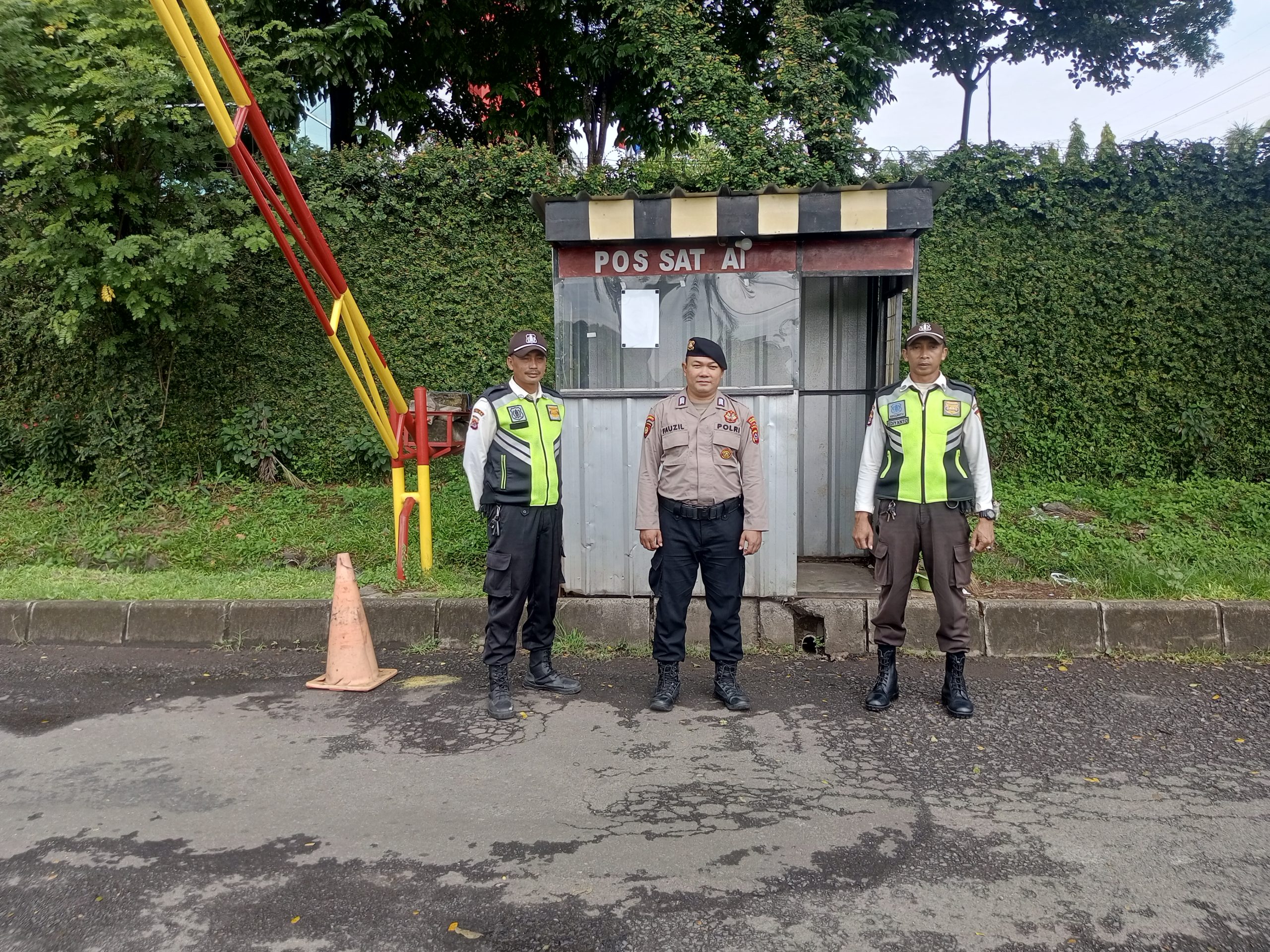 Personil Sat Pamobvit Polresta Tangerang melaksanakan patroli dialogis di pos security mitramas kawasan 2 Cikupamas