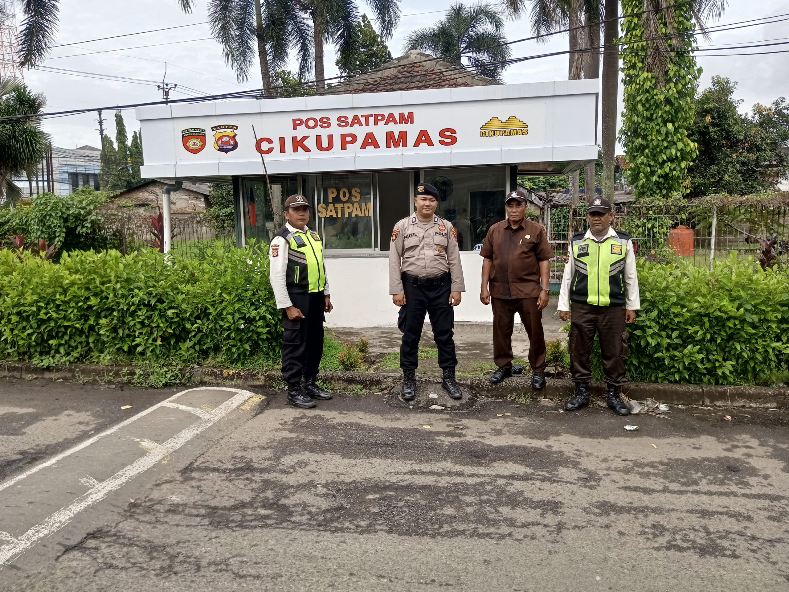 Personil Sat Pamobvit Polresta Tangerang melaksanakan patroli dan pengamanan di pos security kawasan 1 Cikupamas