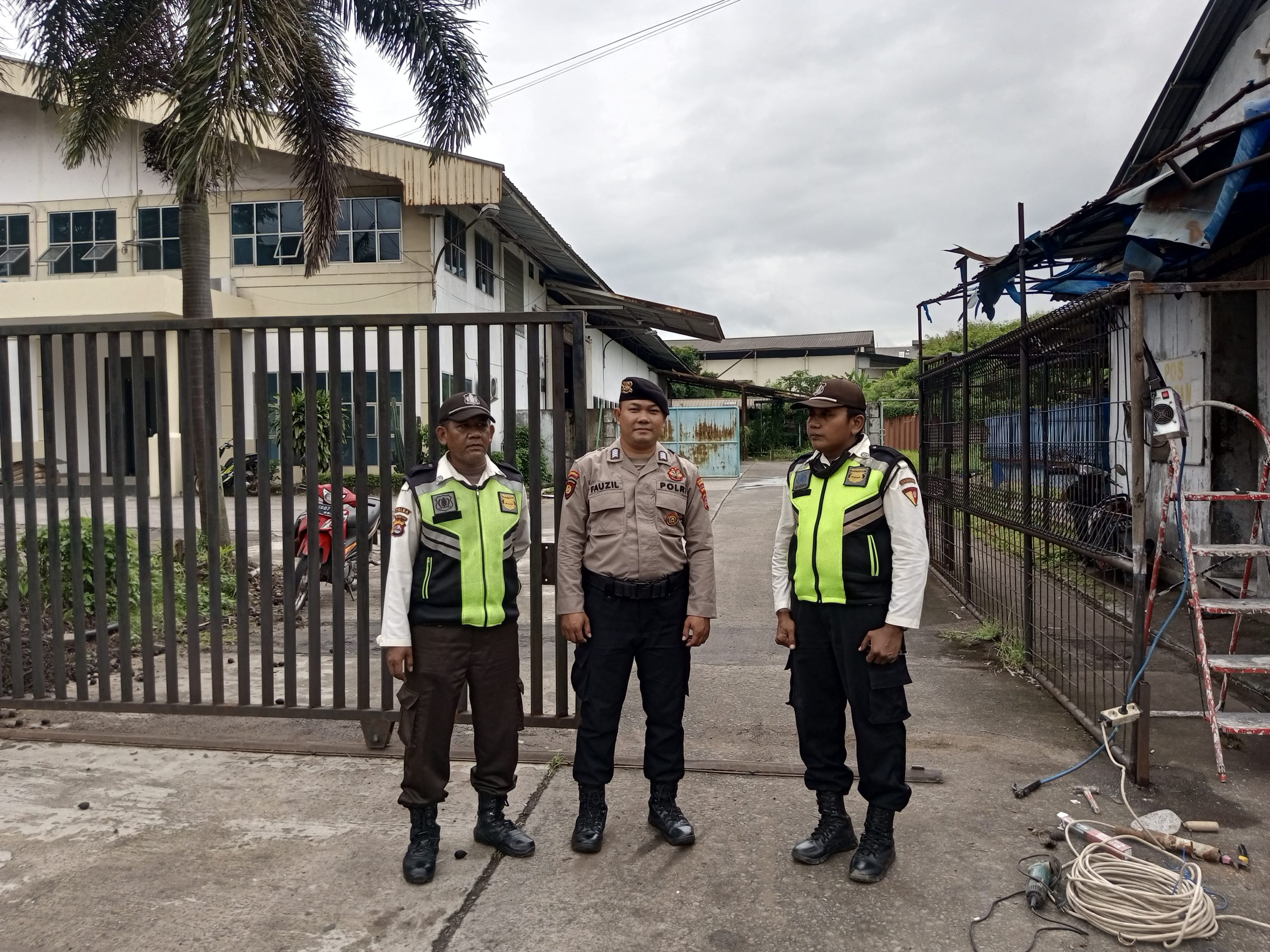 Anggota Sat Pamobvit Polresta Tangerang bersama security kawasan Cikupamas melaksanakan patroli di Jl.Talagamas raya