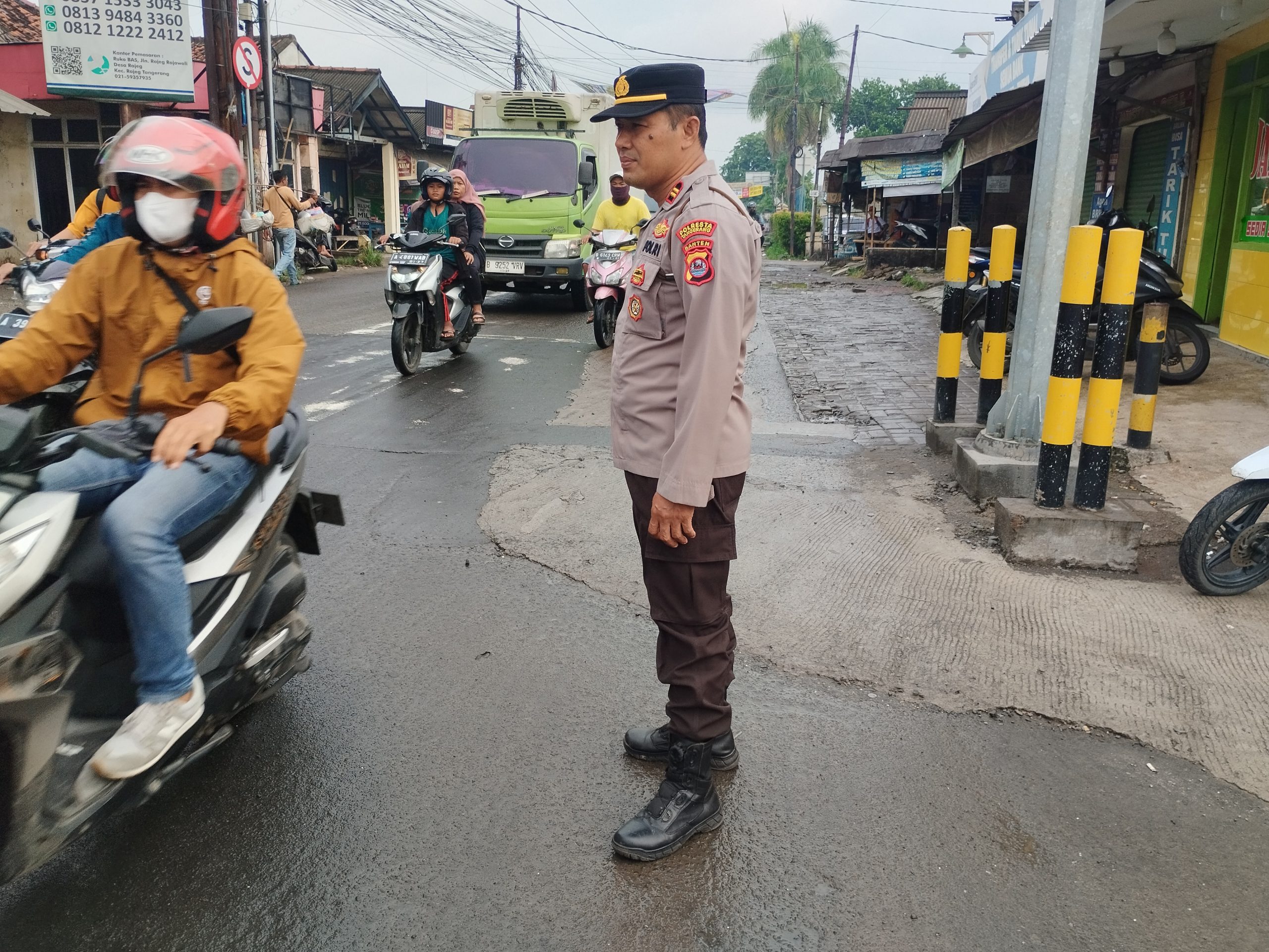 Antisipasi kemacetan di TL Kukun, Kanit Samapta Polsek Rajeg, melaksanakan pengaturan lalin pagi hari.