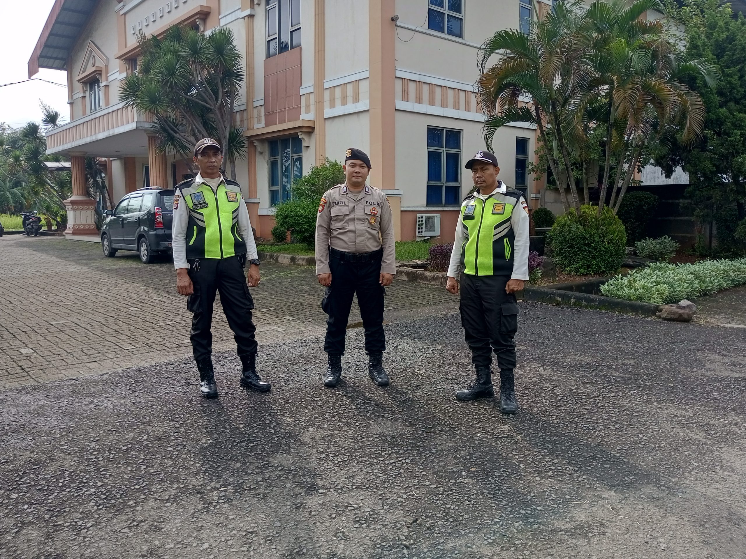 Anggota Sat Pambovit Polresta Tangerang bersama security kawasan industri Cikupamas melaksanakan patroli mobile di Jl.Cikupamas raya