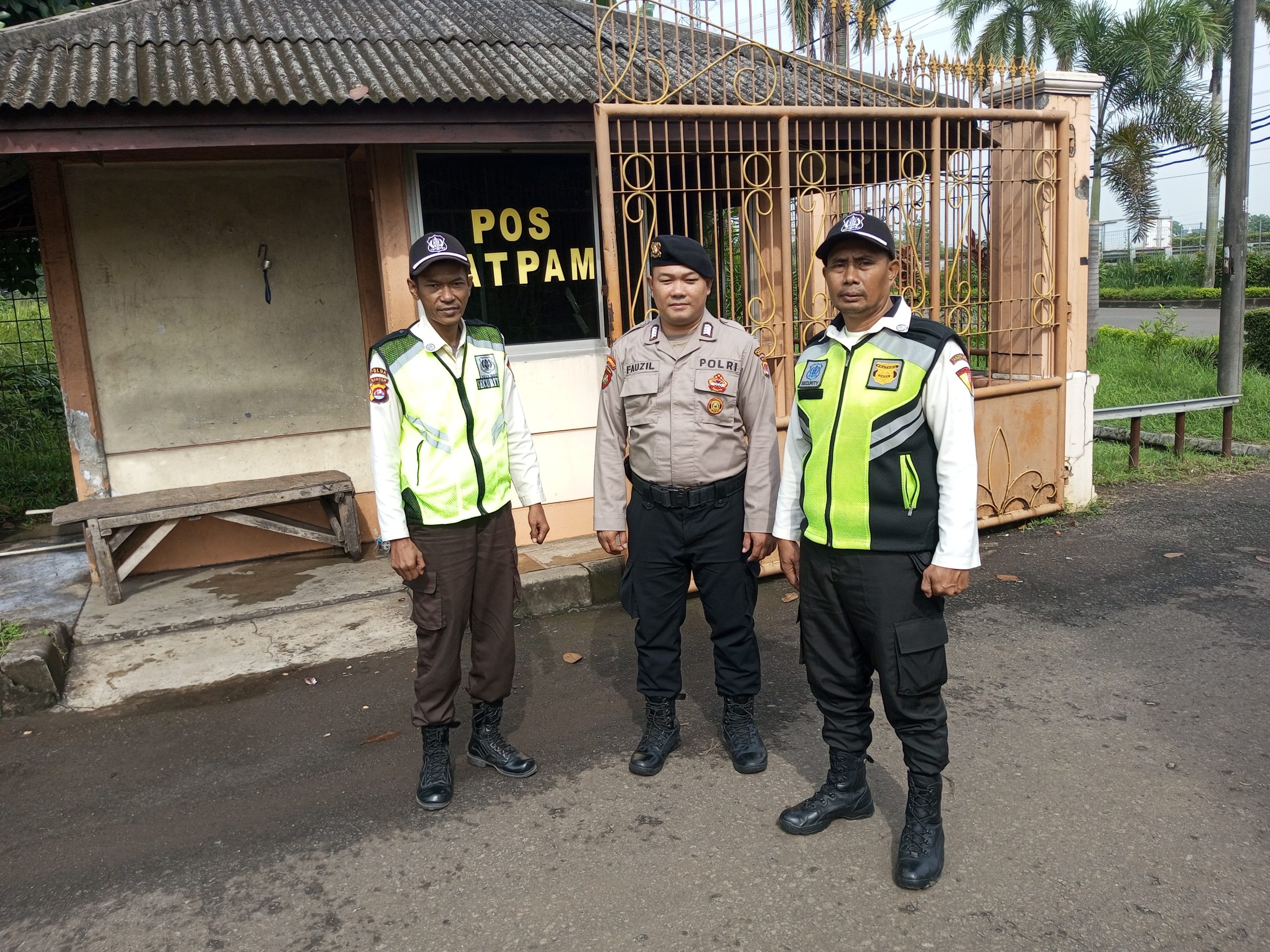 Anggota Sat Pamobvit Polresta Tangerang melaksanakan patroli dialogis di pos security kantor pemasaran Cikupamas