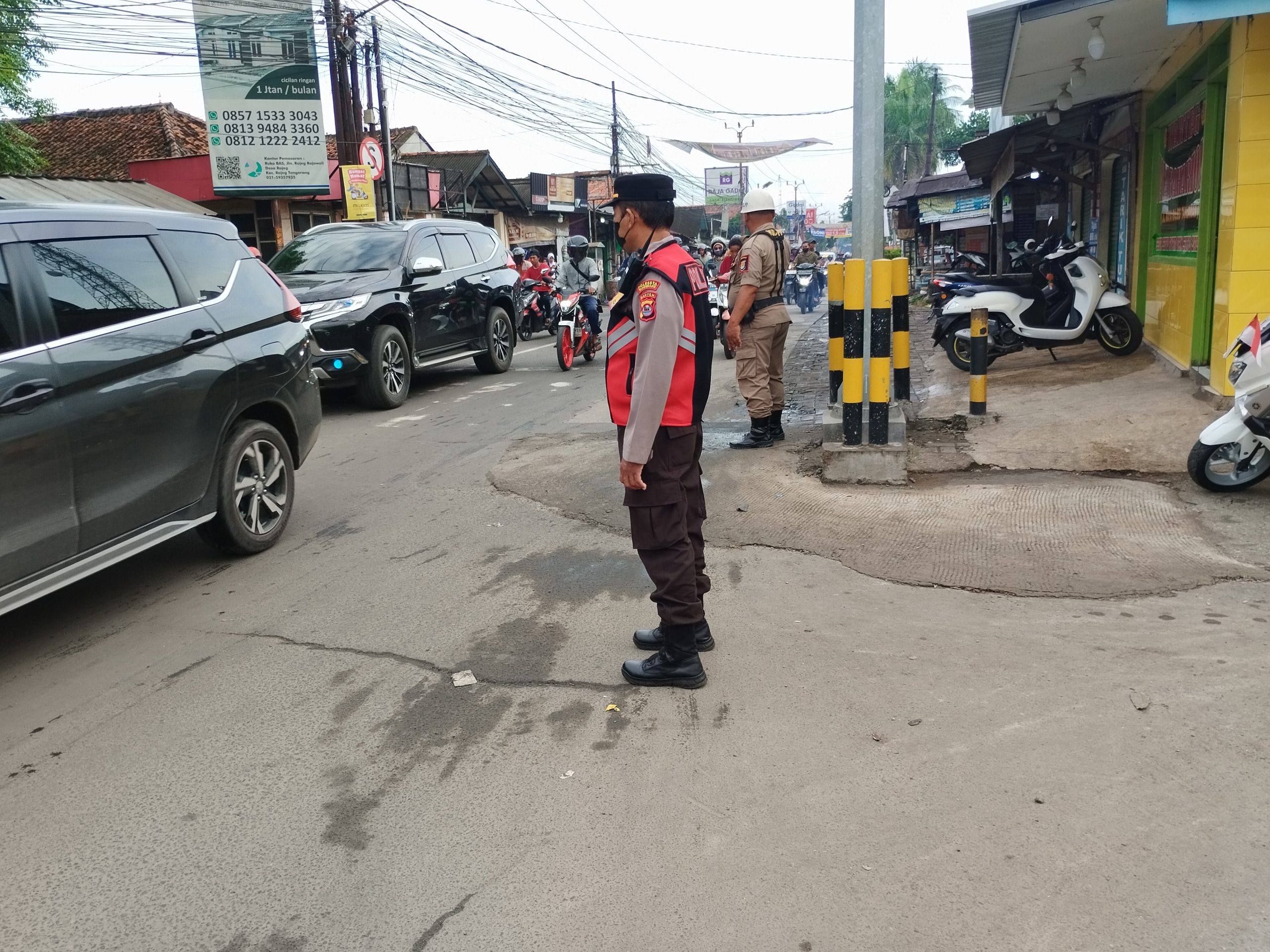 Antisipasi kemacetan,Kanit Samapta melaksanakan pengaturan lalin pagi hari di TL Kukun.
