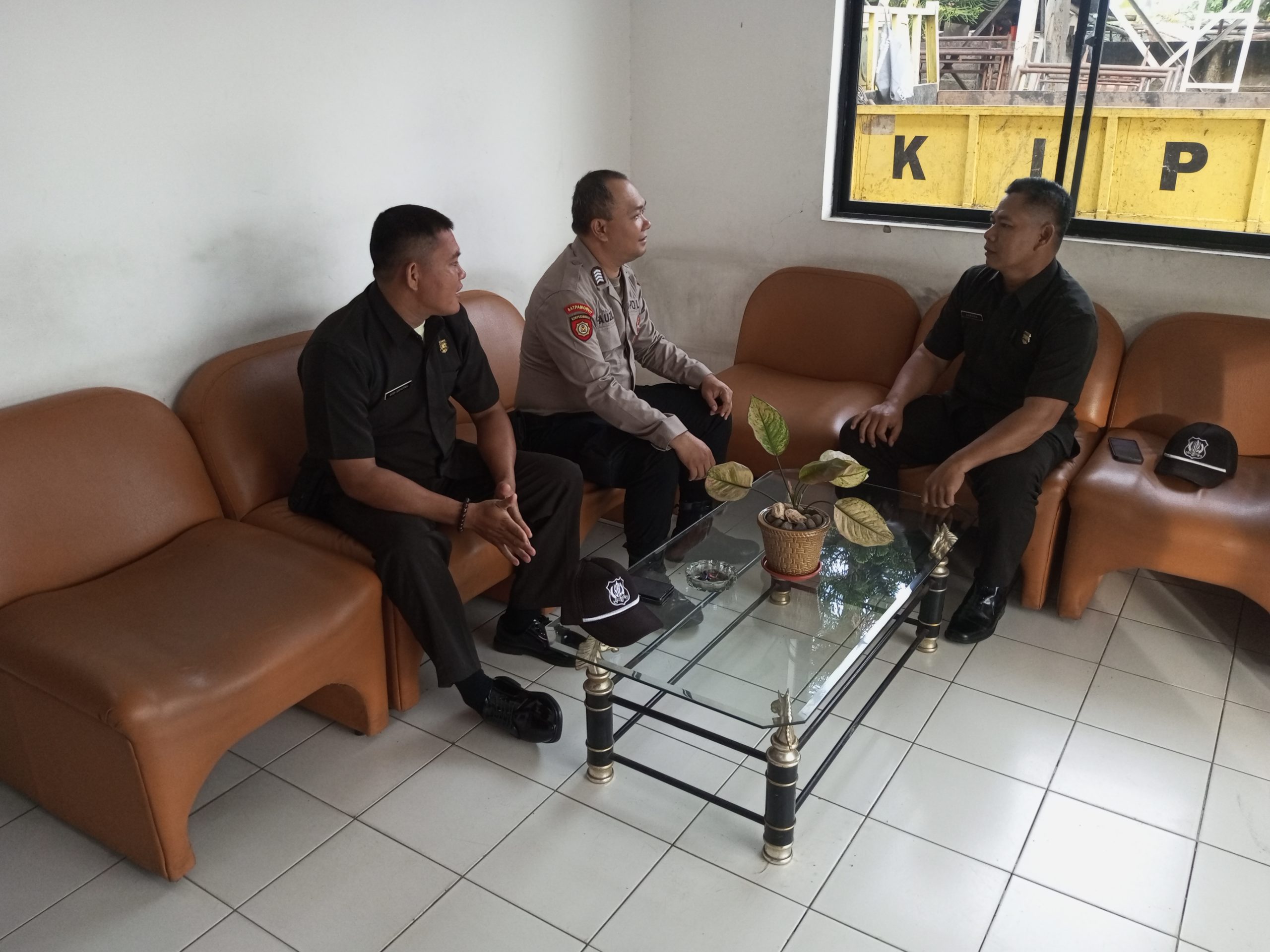 Personil Sat Pamobvit Polresta Tangerang melaksanakan patroli dialogis ke kantor pengelola kawasan industri Cikupamas
