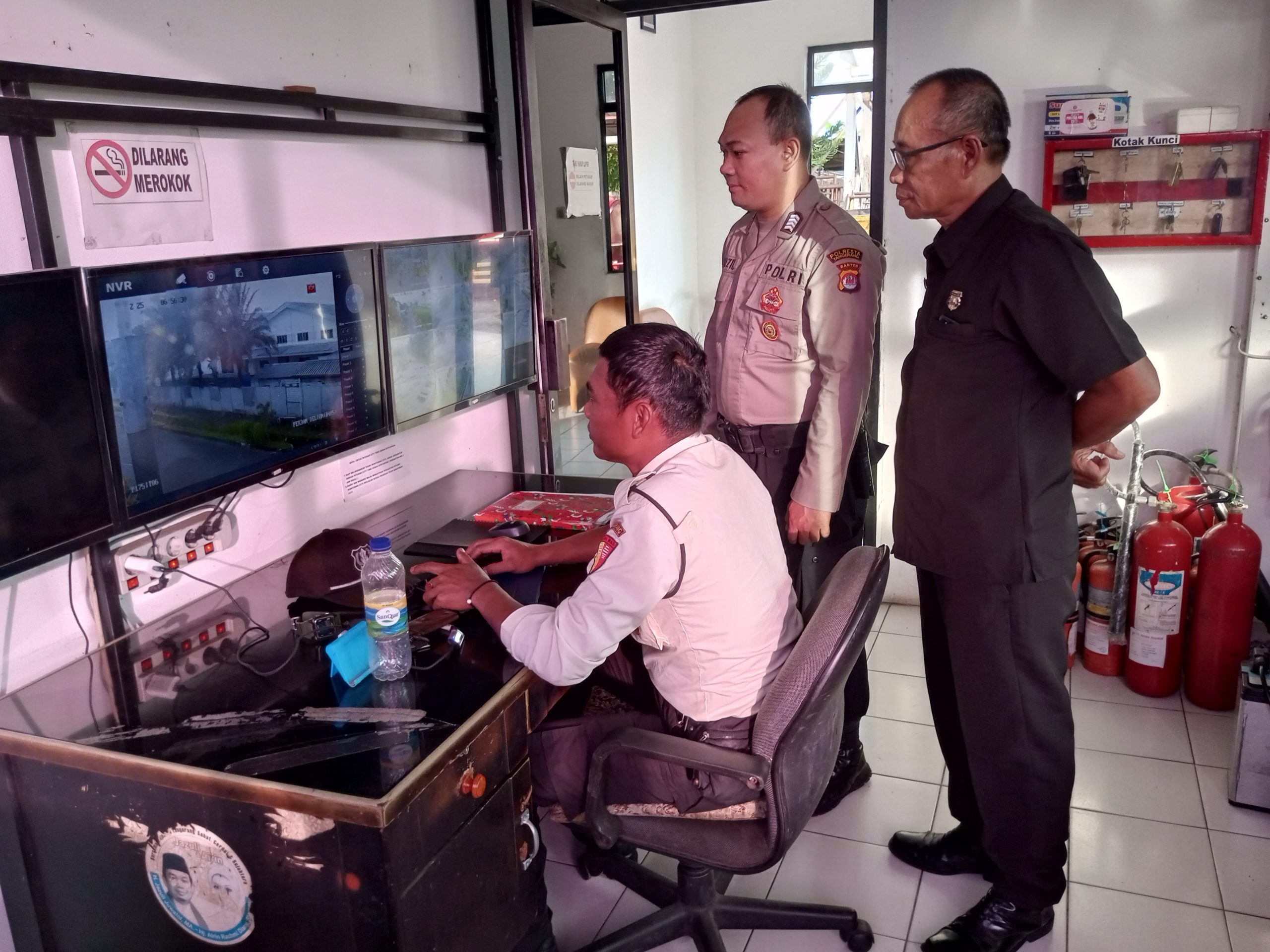 Personil Sat Pamobvit Polresta Tangerang bersama security melaksanakan pemantauan situasi Kawasan Industri Cikupamas melalui monitor CCTV
